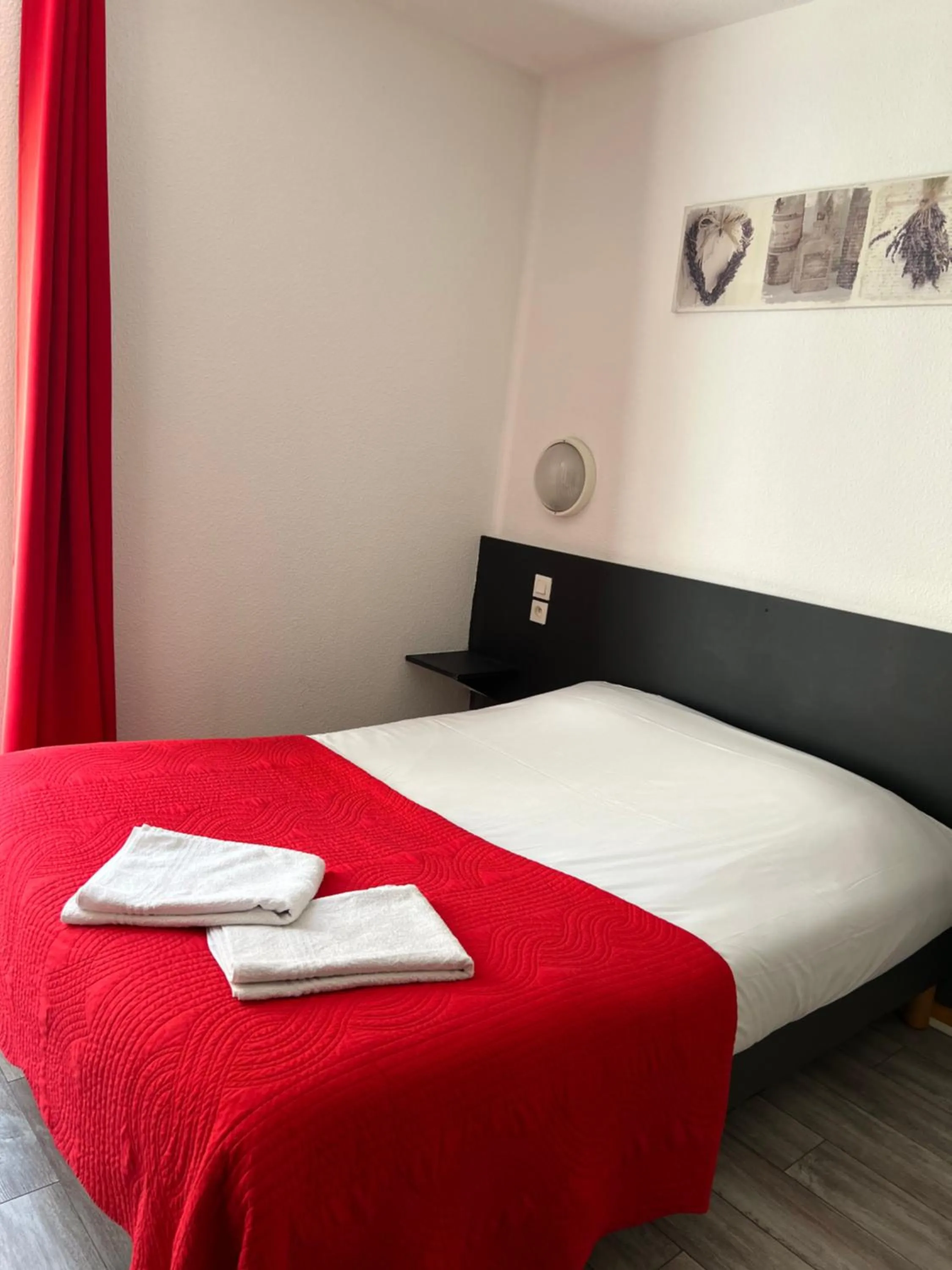 Bed in Théâtre Hôtel Chambéry