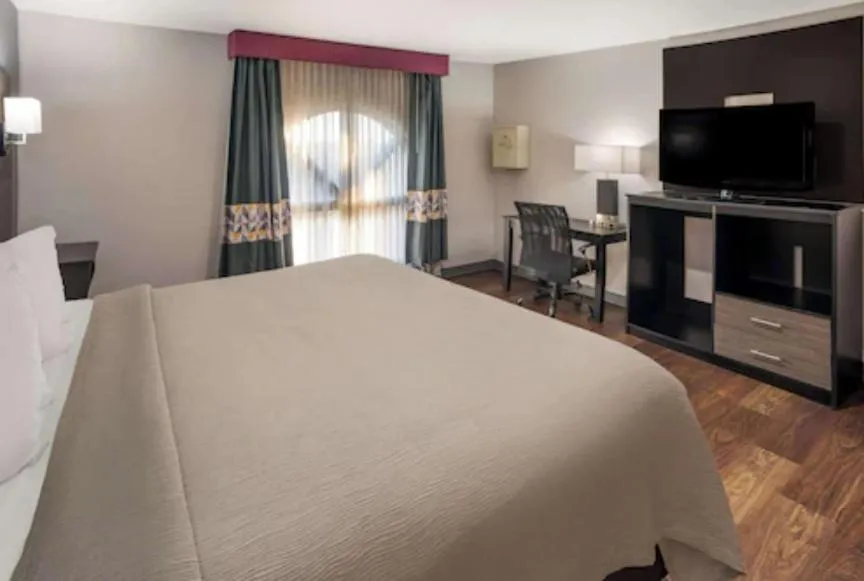 Bed in Quality Inn & Suites Cincinnati I-275