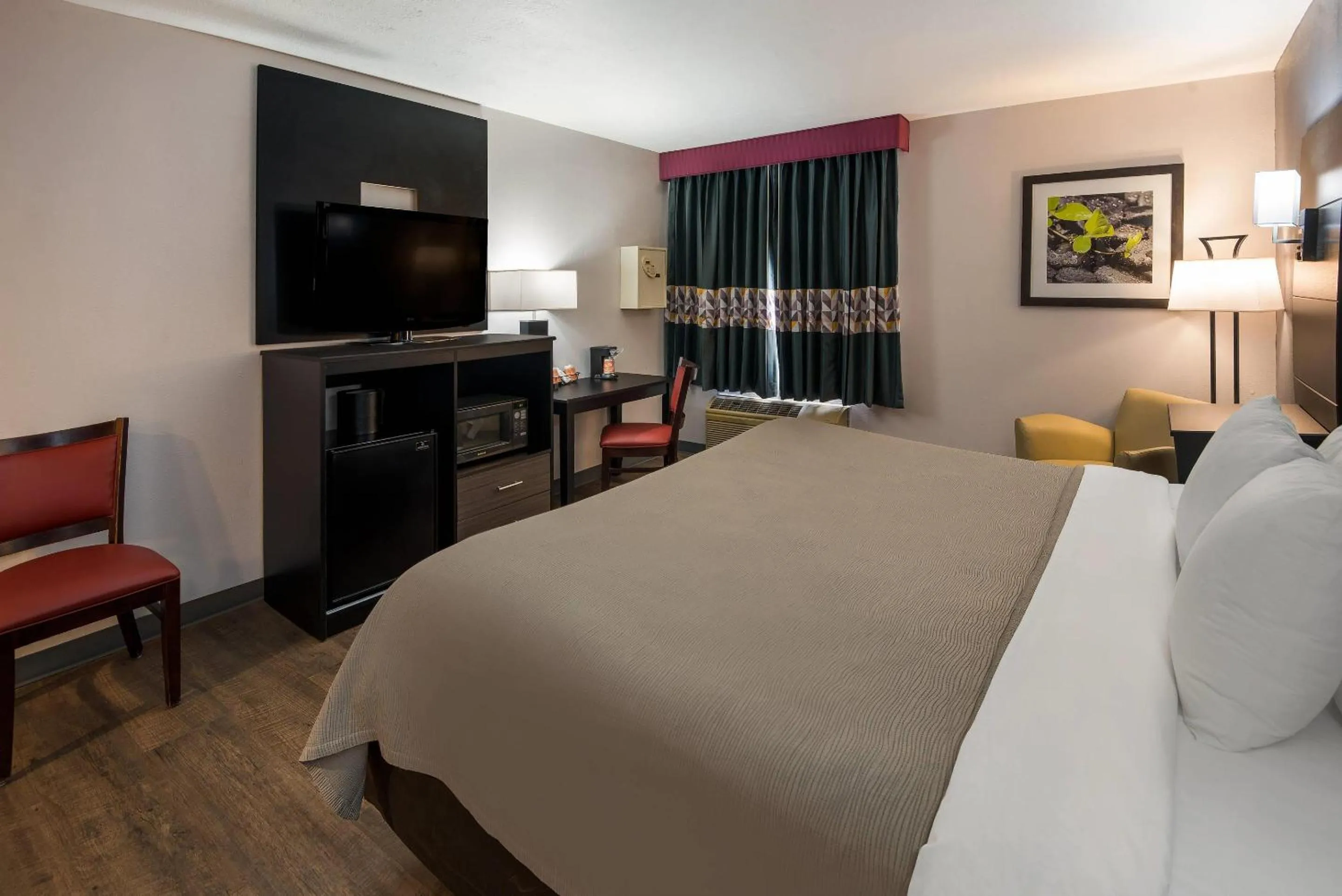 Bedroom, Bed in Quality Inn & Suites Cincinnati I-275