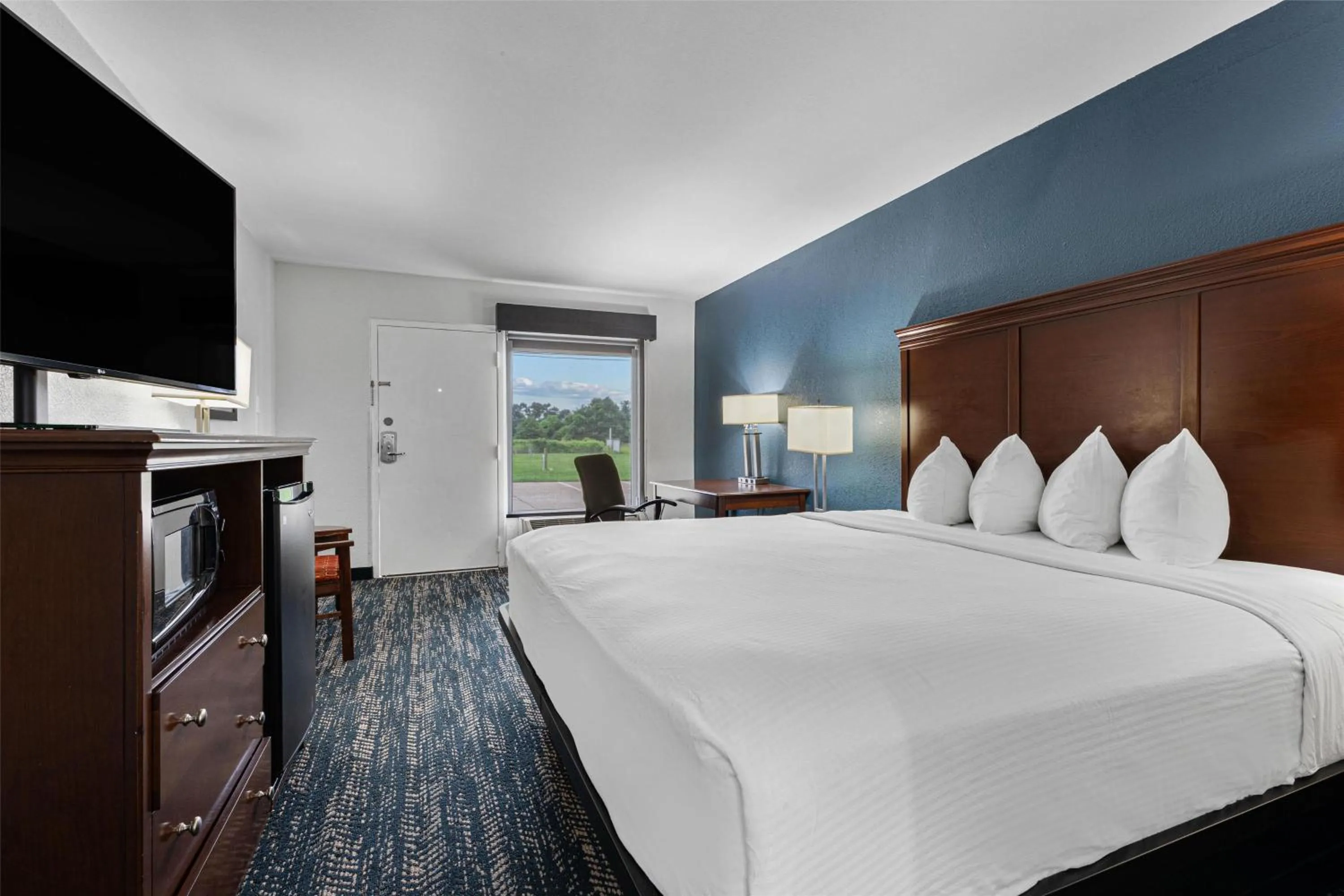 Bedroom, Bed in Best Western Canton Inn