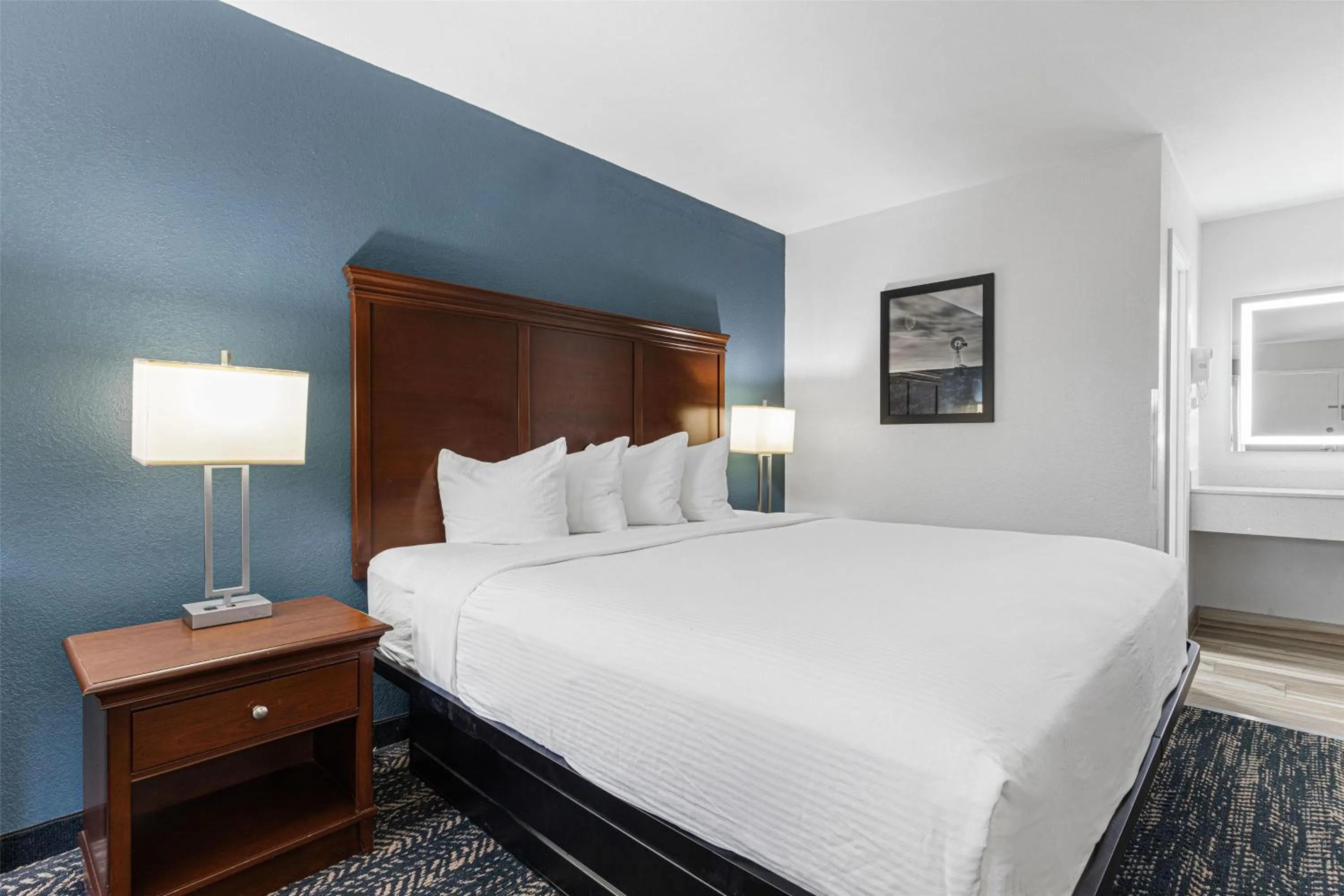 Bedroom, Bed in Best Western Canton Inn