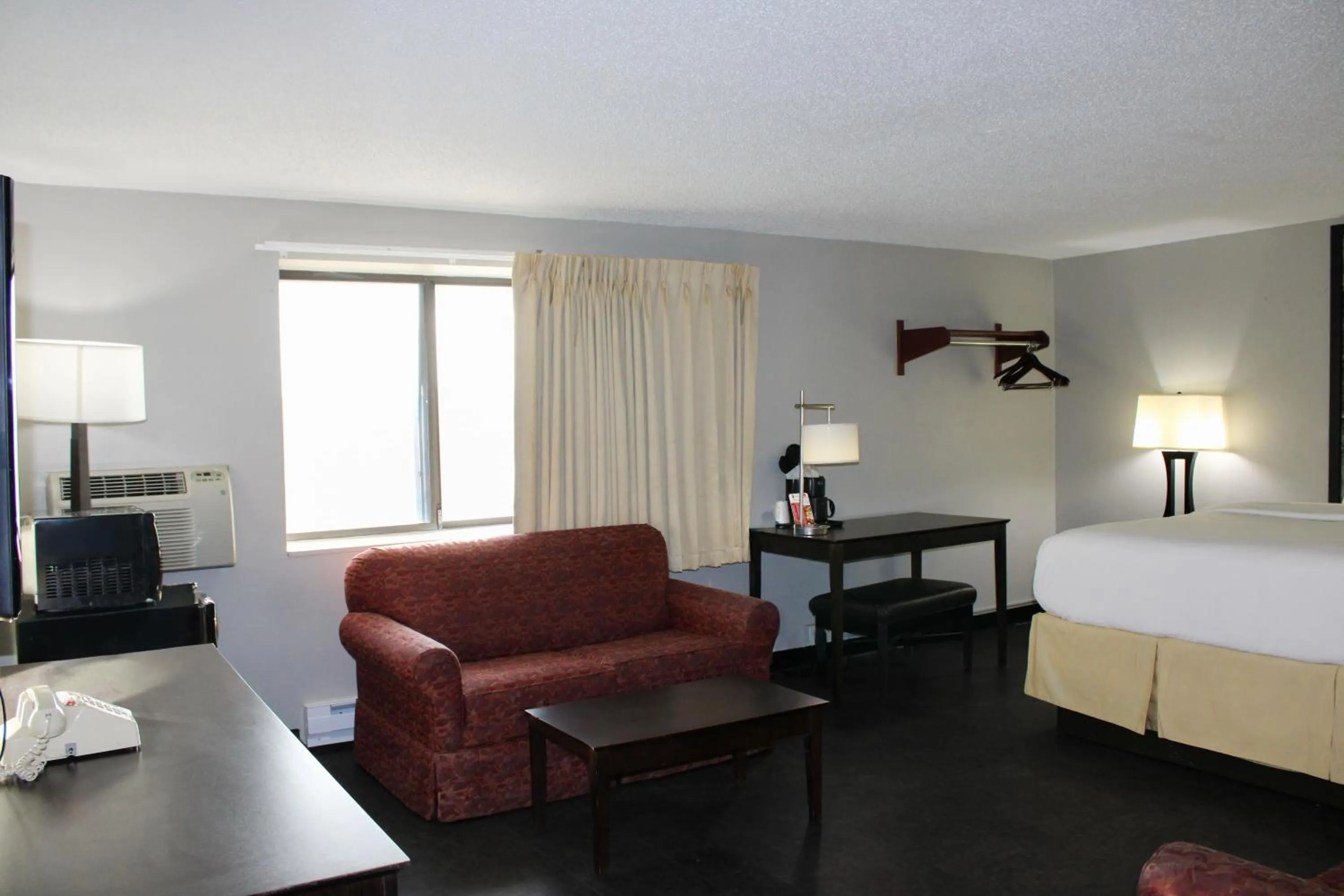 Photo of the whole room, Bed in Super 8 by Wyndham Williston ND