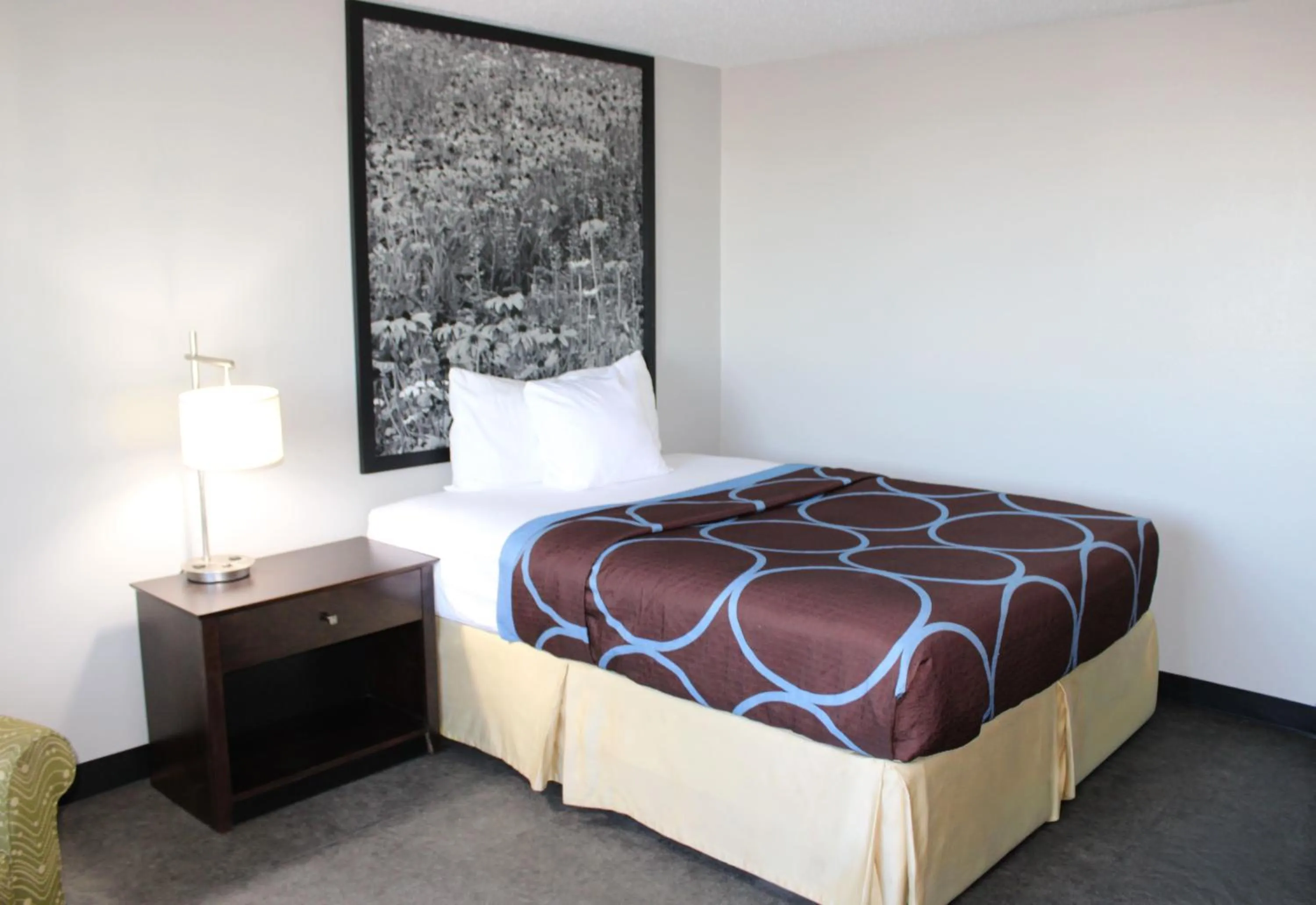 Photo of the whole room, Bed in Super 8 by Wyndham Williston ND