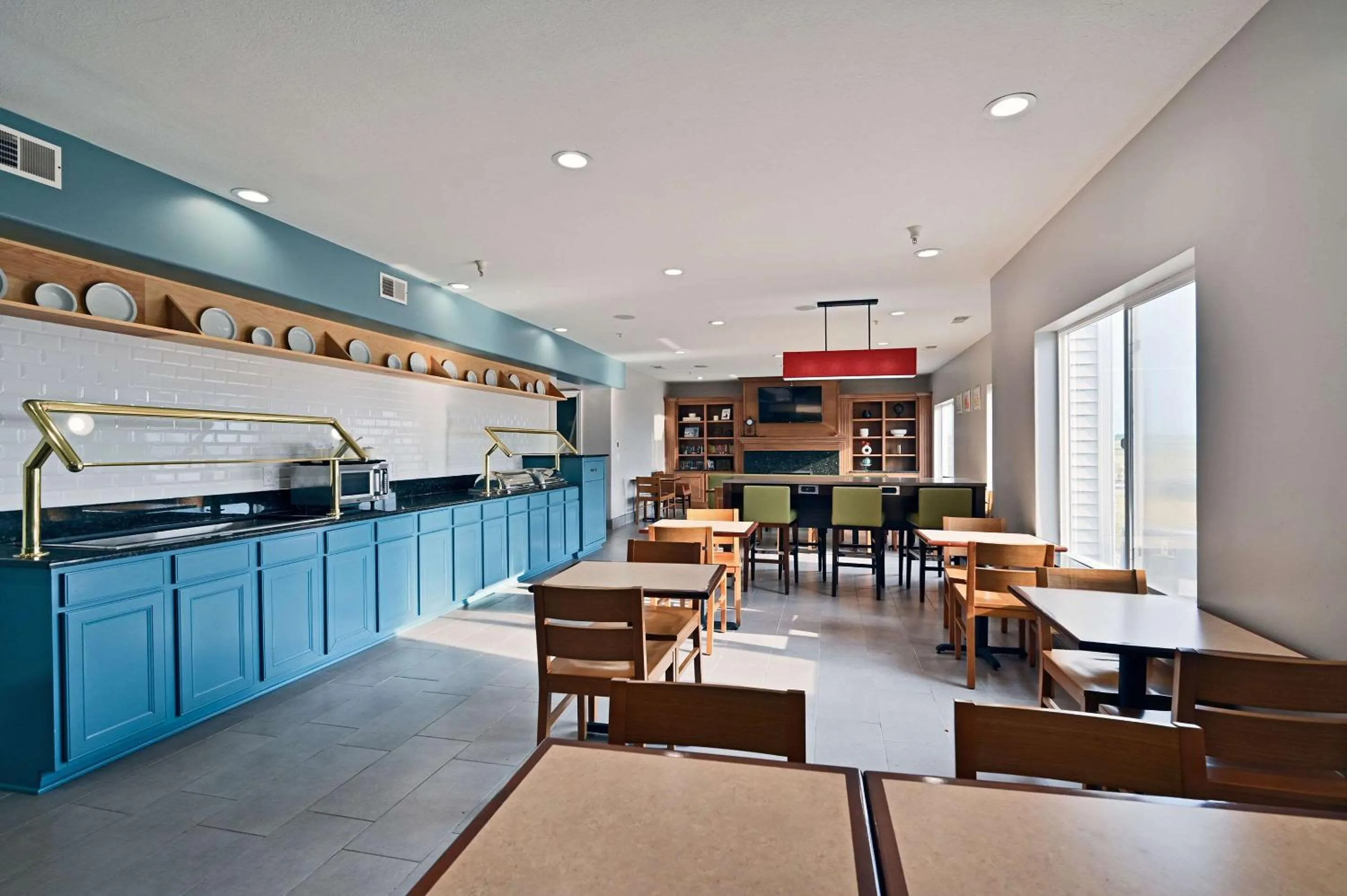 Breakfast in Country Inn & Suites by Radisson, Bloomington-Normal Airport, IL