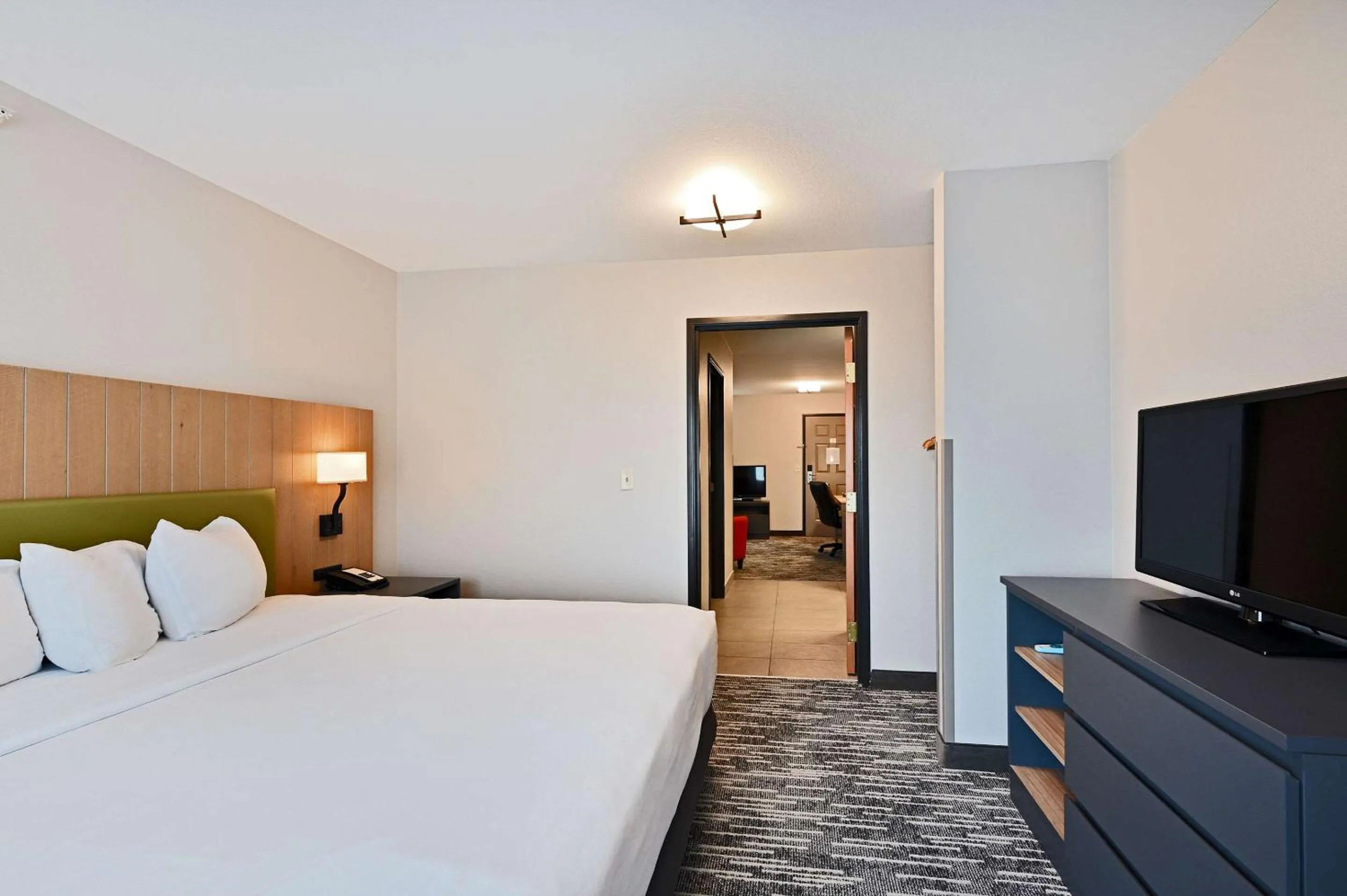 Bedroom, Bed in Country Inn & Suites by Radisson, Bloomington-Normal Airport, IL