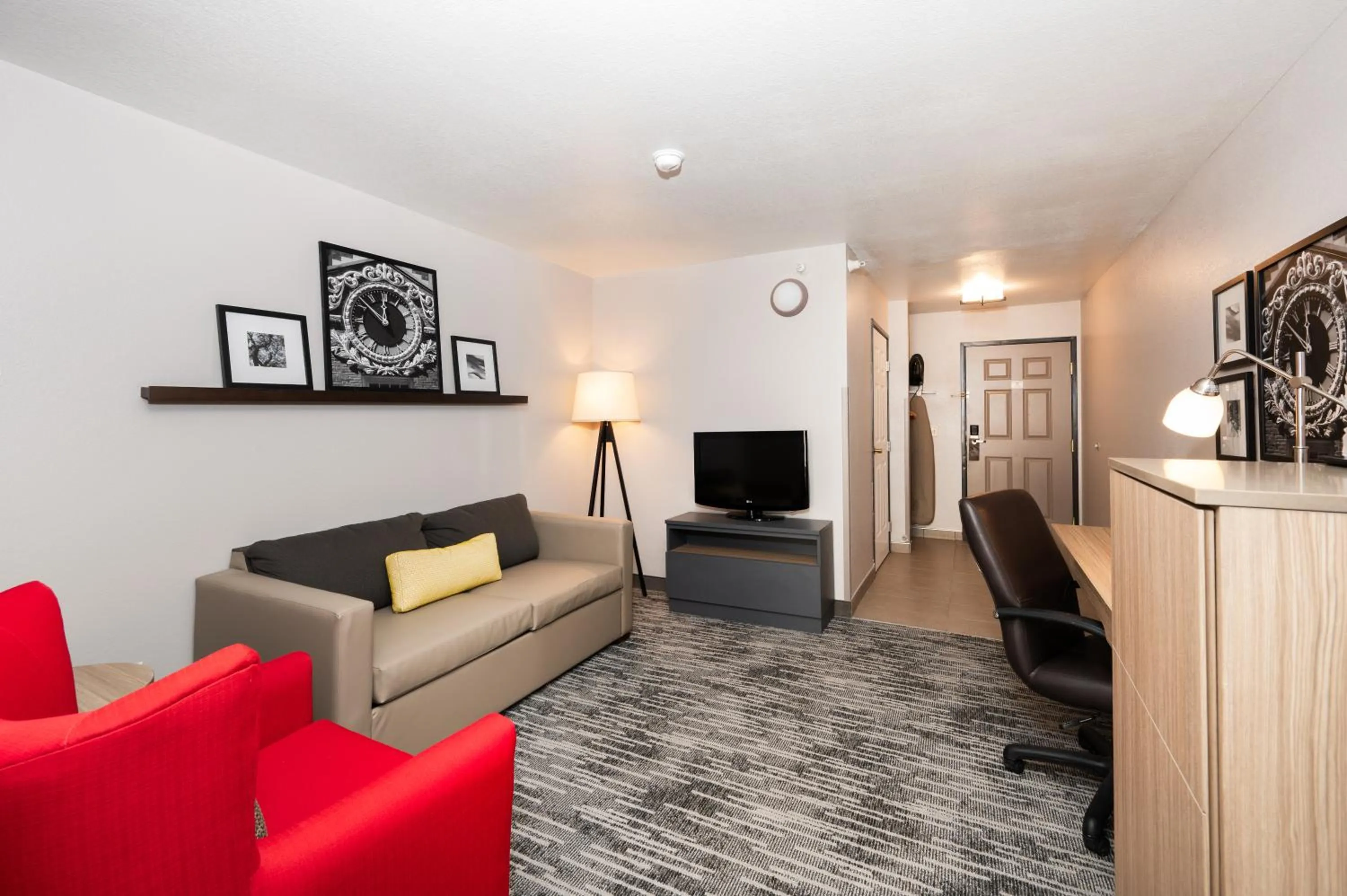 TV and multimedia in Country Inn & Suites by Radisson, Bloomington-Normal Airport, IL