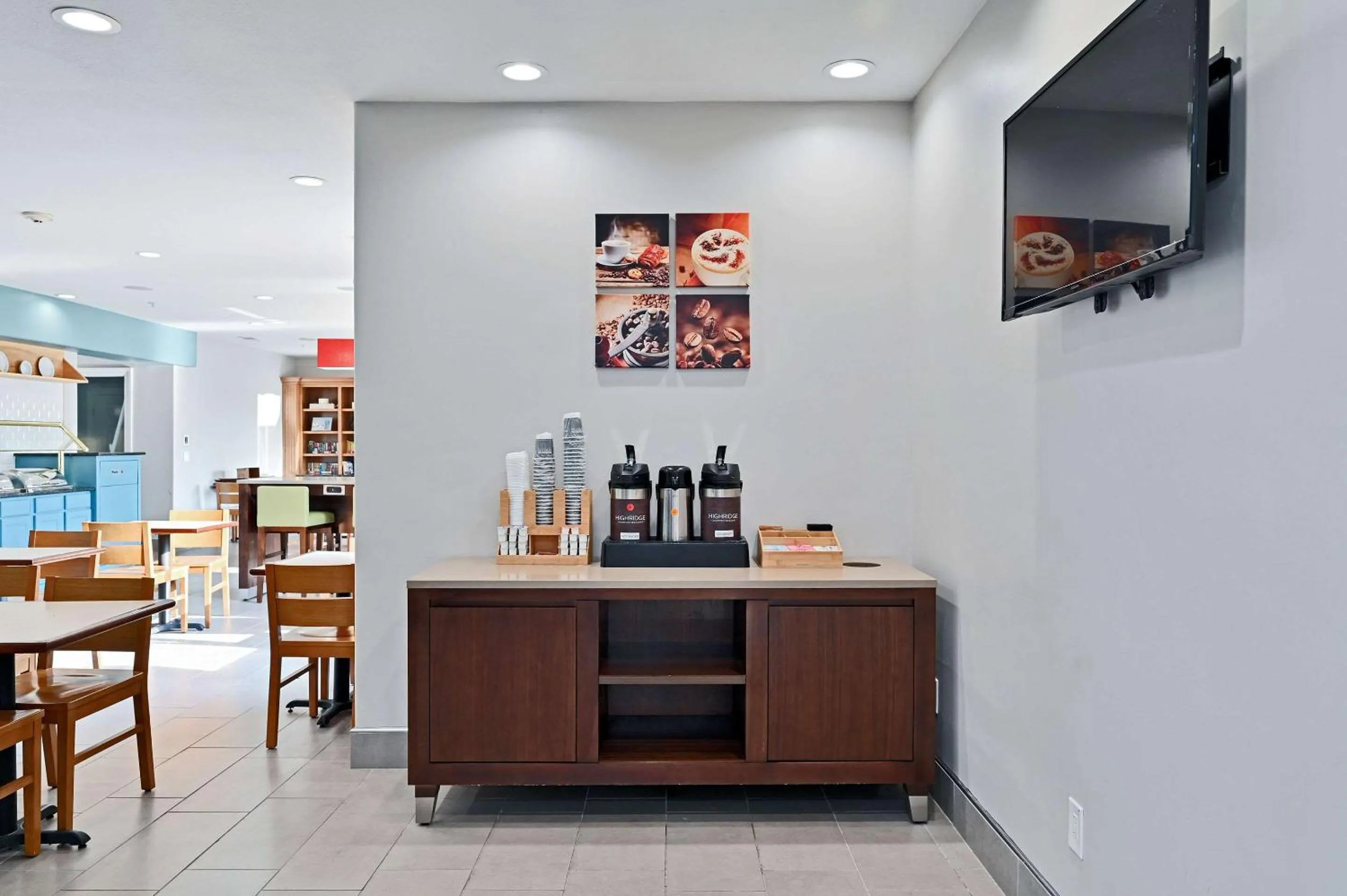 Breakfast in Country Inn & Suites by Radisson, Bloomington-Normal Airport, IL