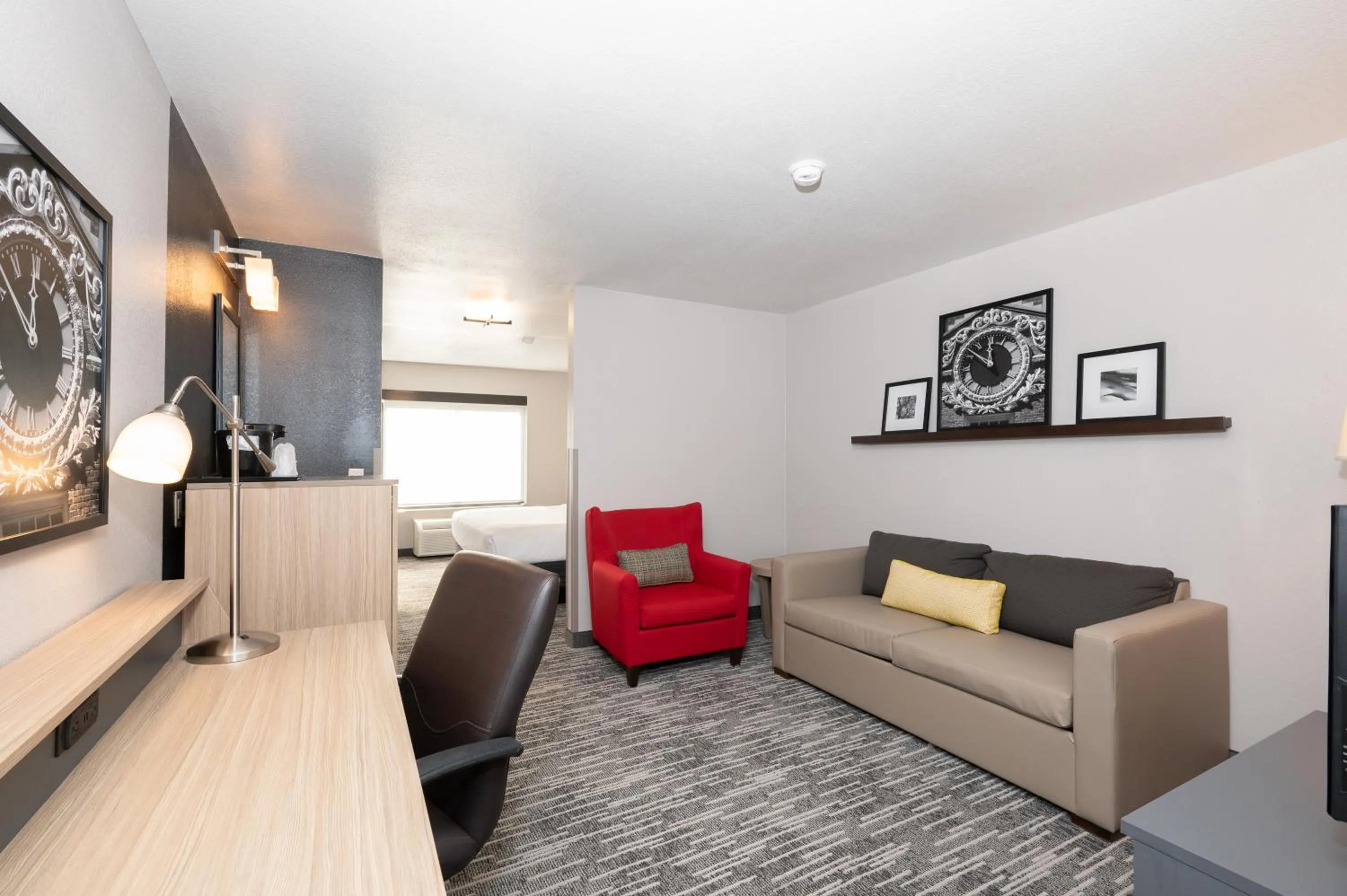 Living room in Country Inn & Suites by Radisson, Bloomington-Normal Airport, IL