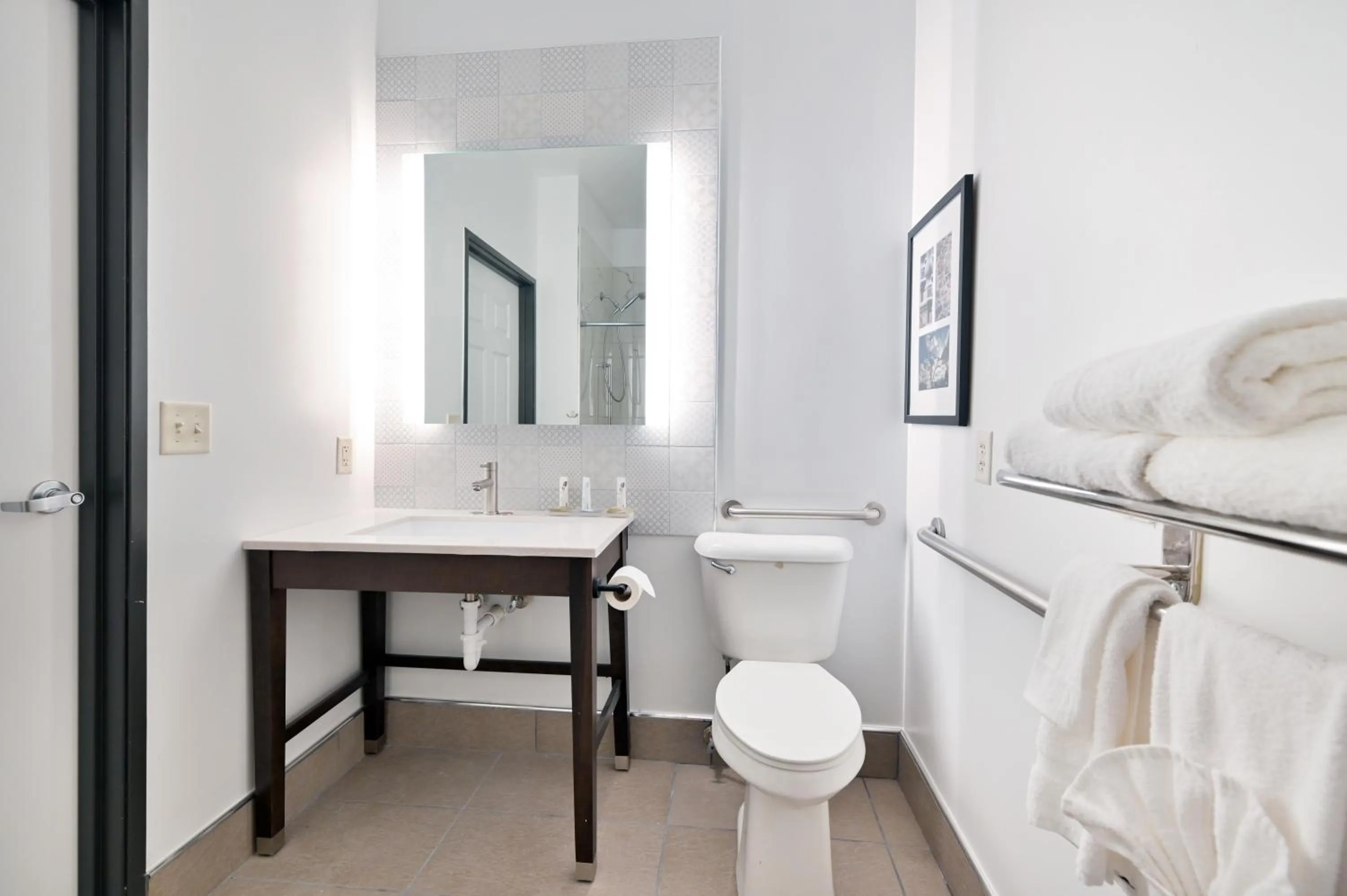 Toilet, Bed in Country Inn & Suites by Radisson, Bloomington-Normal Airport, IL