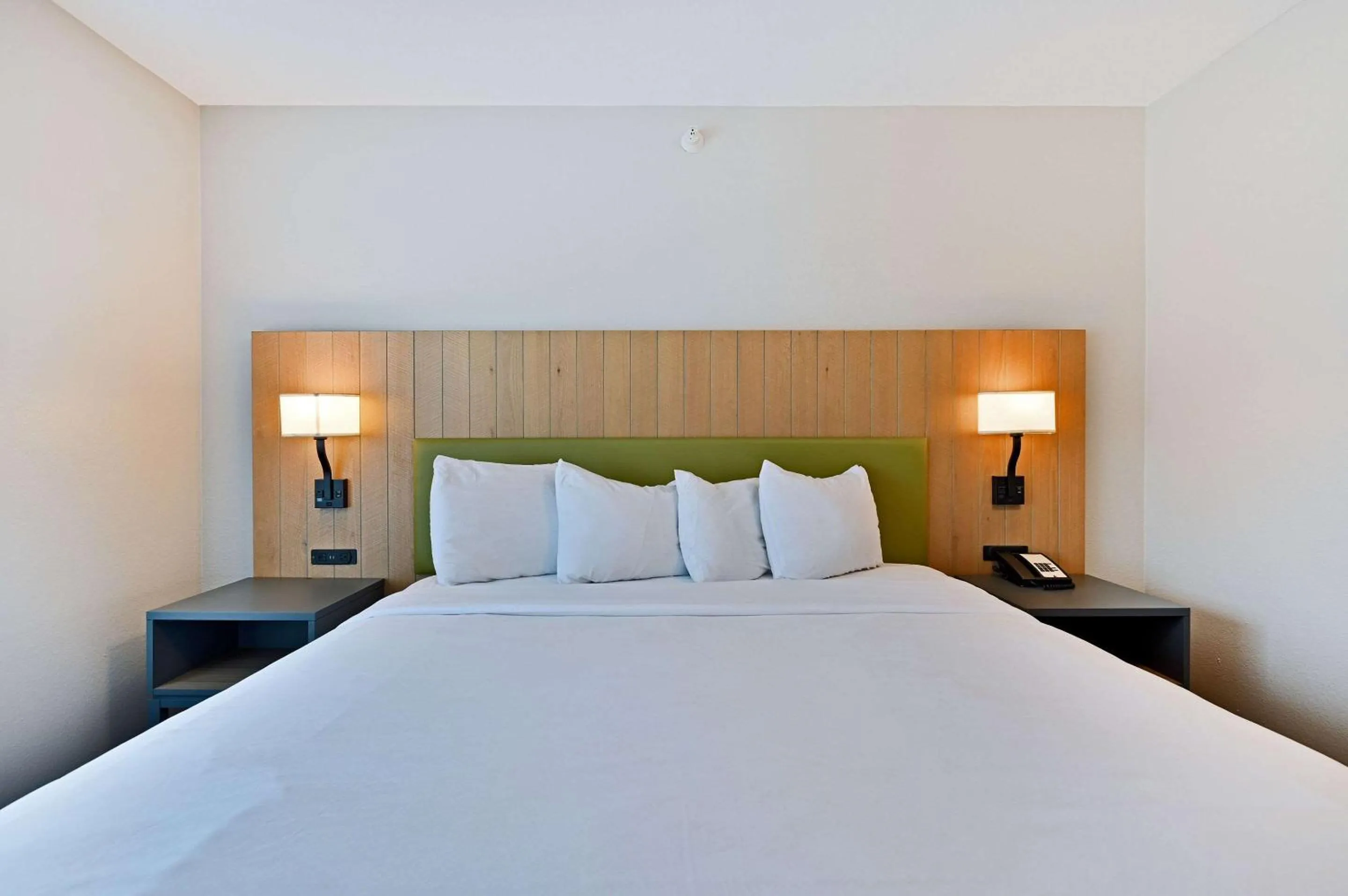 Bedroom, Bed in Country Inn & Suites by Radisson, Bloomington-Normal Airport, IL