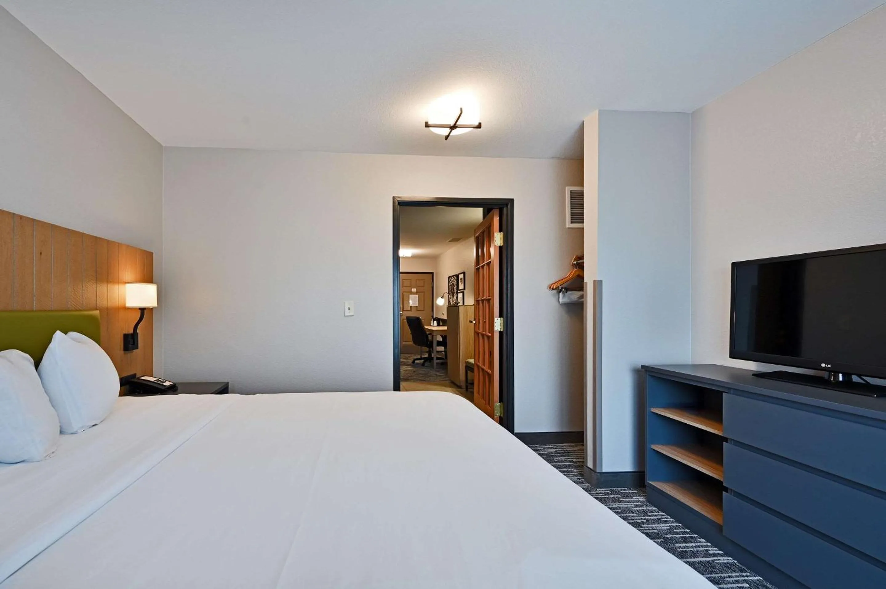 Bedroom, Bed in Country Inn & Suites by Radisson, Bloomington-Normal Airport, IL