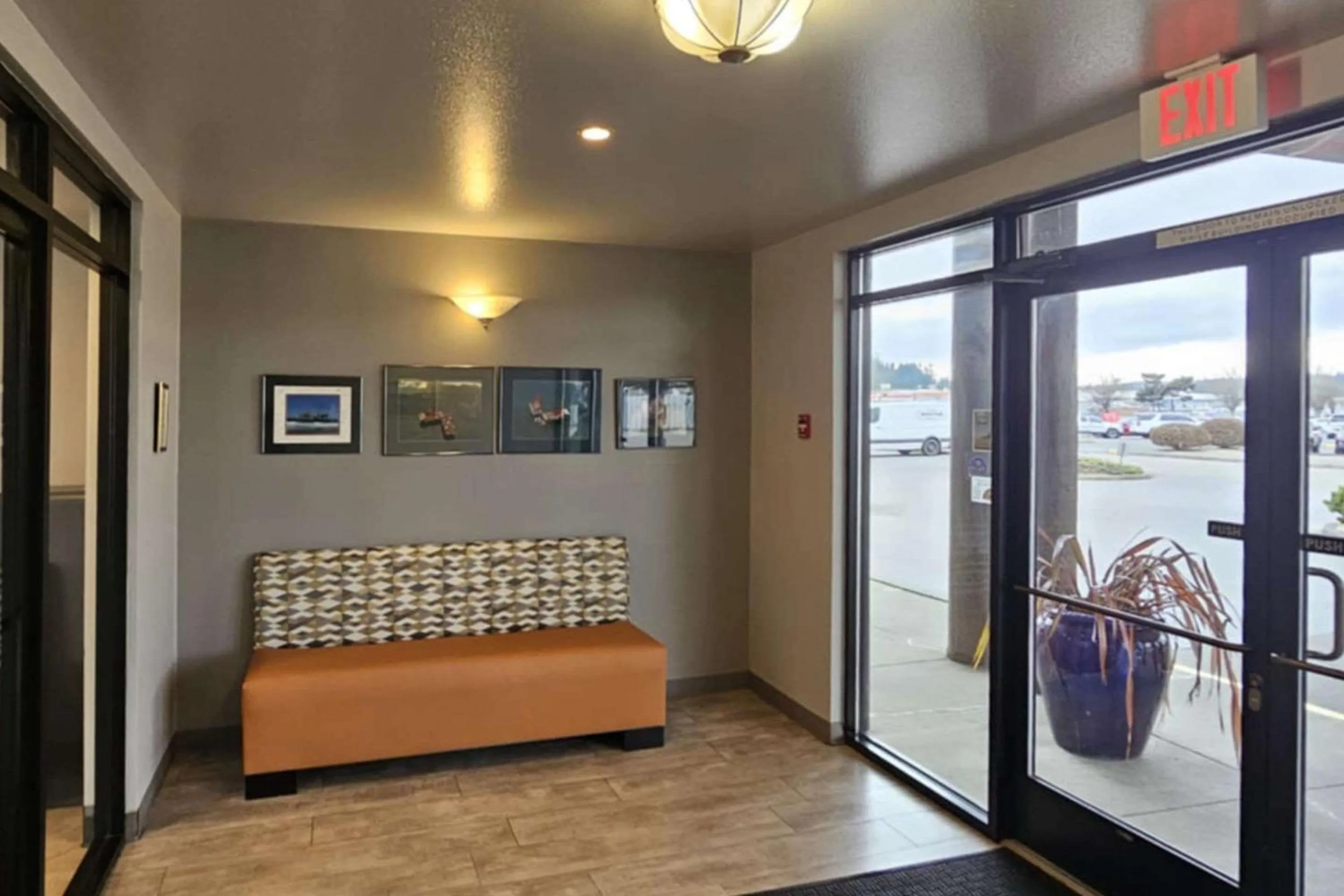 Lobby or reception in Edgewater Inn and Suites, an Ascend Collection Hotel