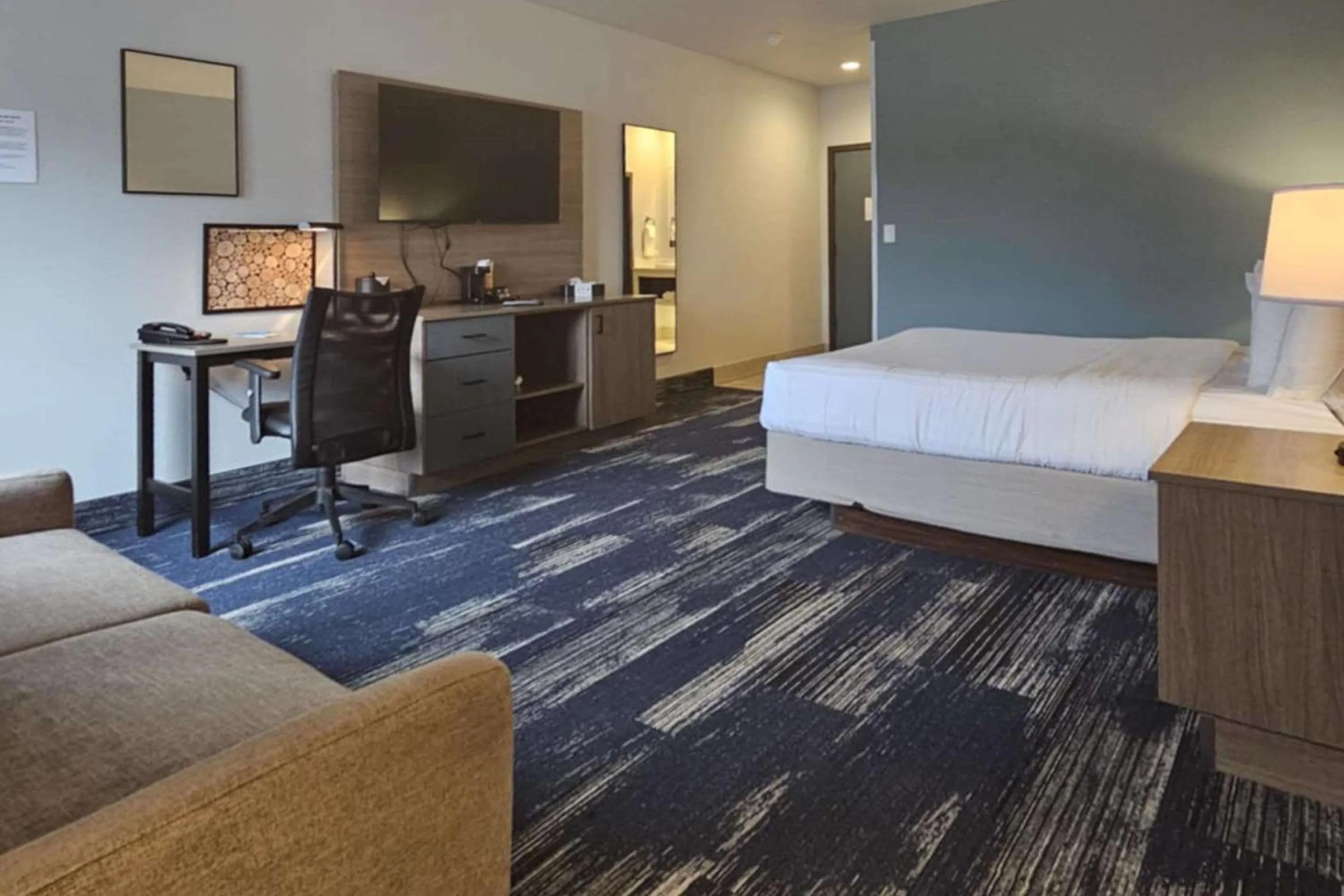 Bedroom, Bed in Edgewater Inn and Suites, an Ascend Collection Hotel