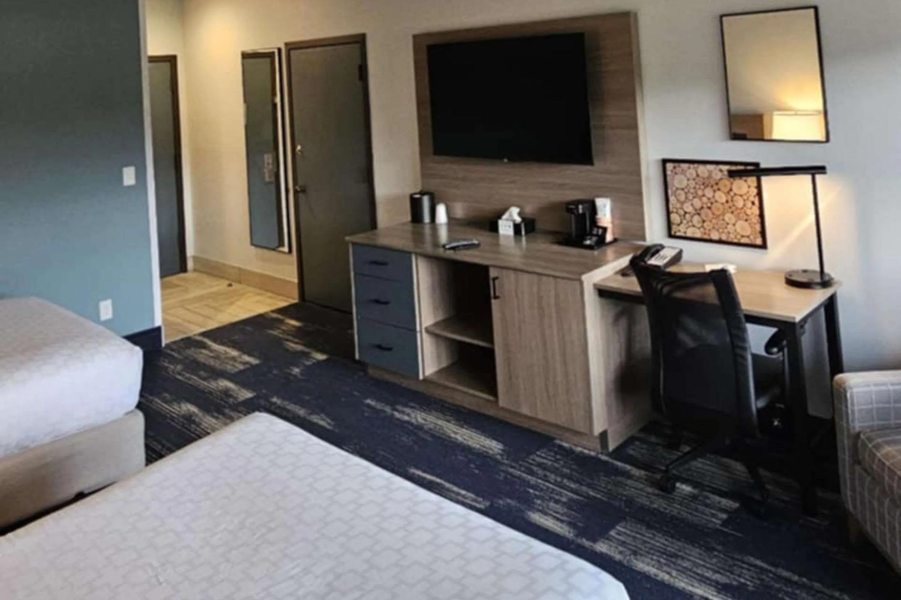 Bedroom, Bed in Edgewater Inn and Suites, an Ascend Collection Hotel