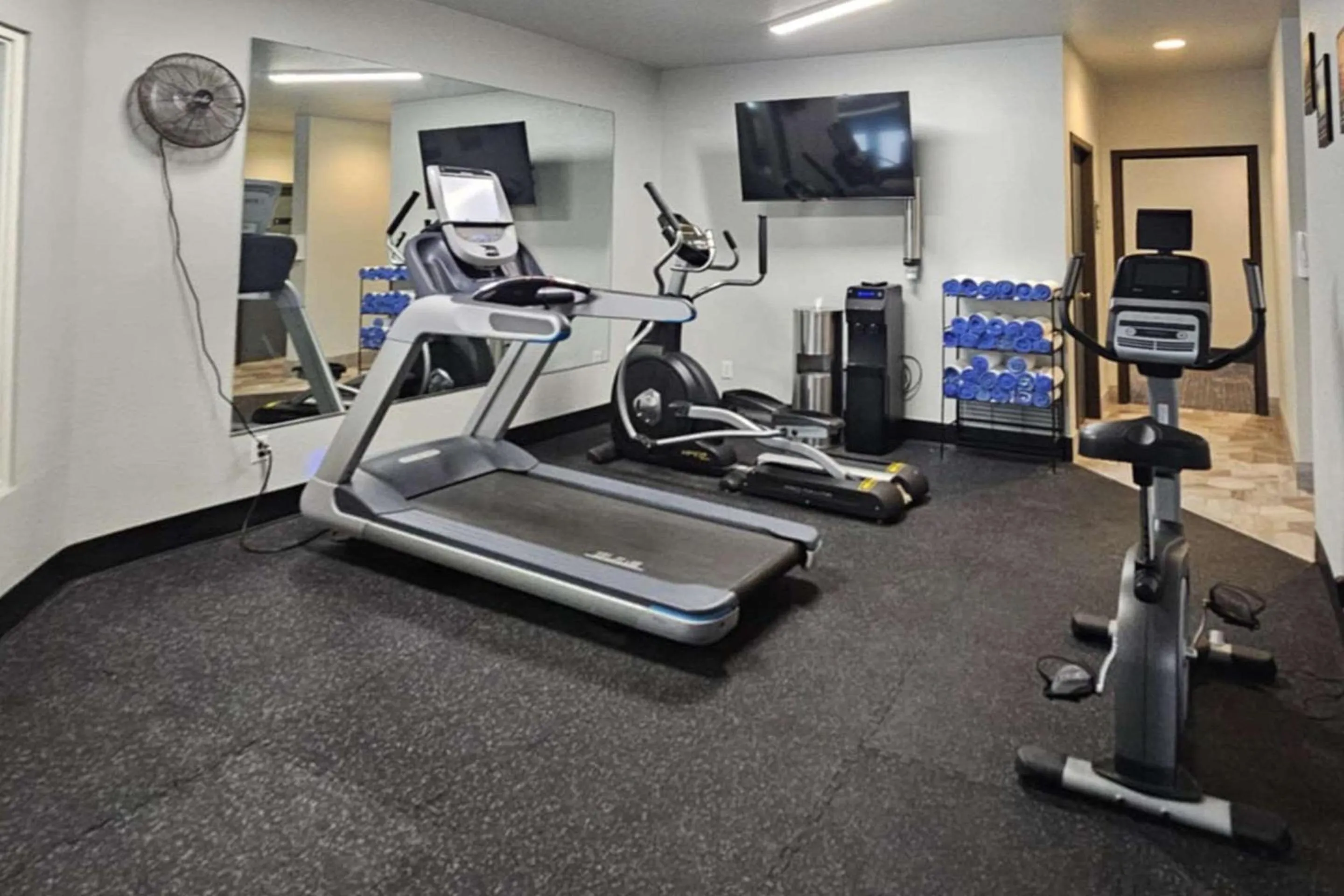 Fitness centre/facilities in Edgewater Inn and Suites, an Ascend Collection Hotel