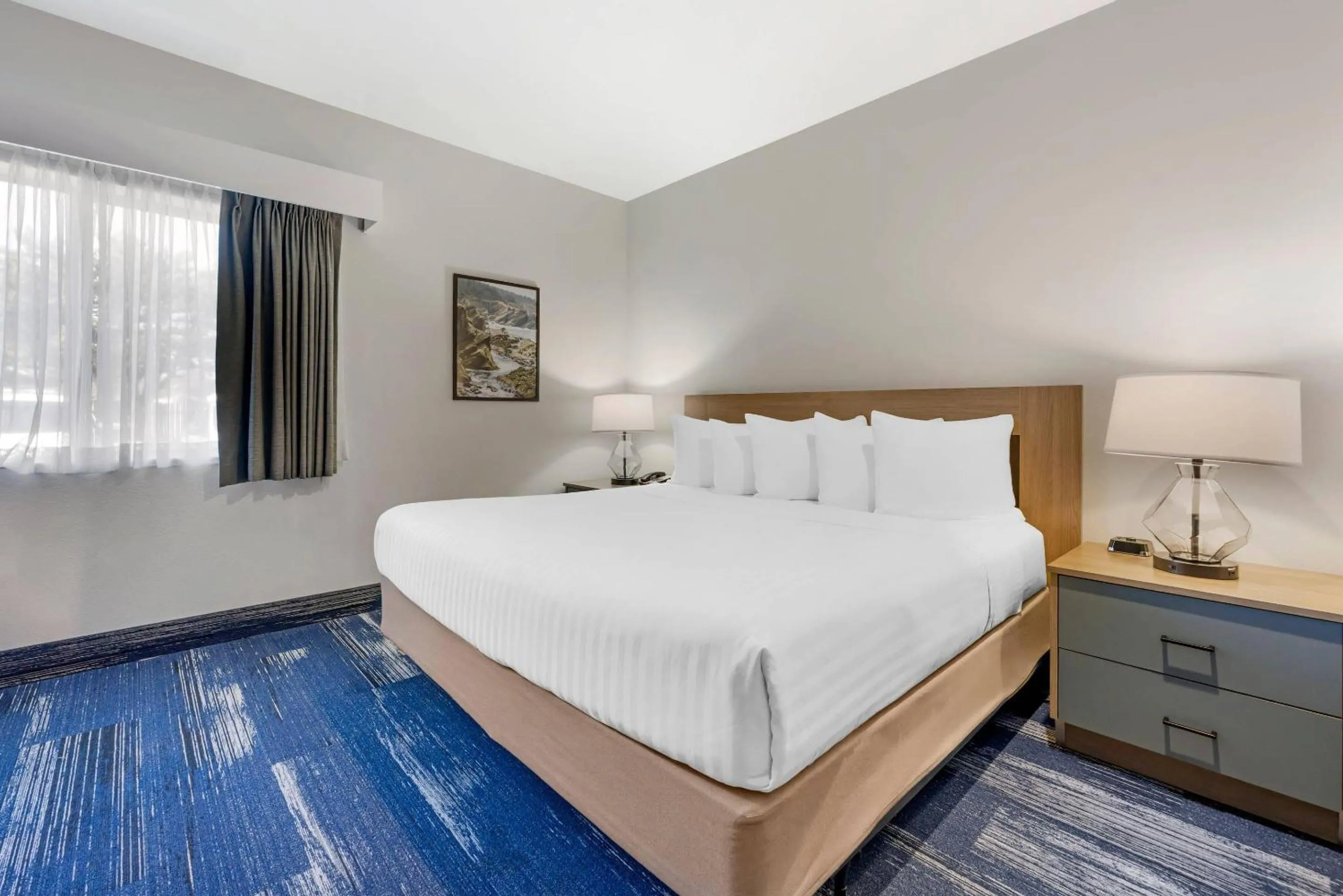 Bedroom, Bed in Edgewater Inn and Suites, an Ascend Collection Hotel