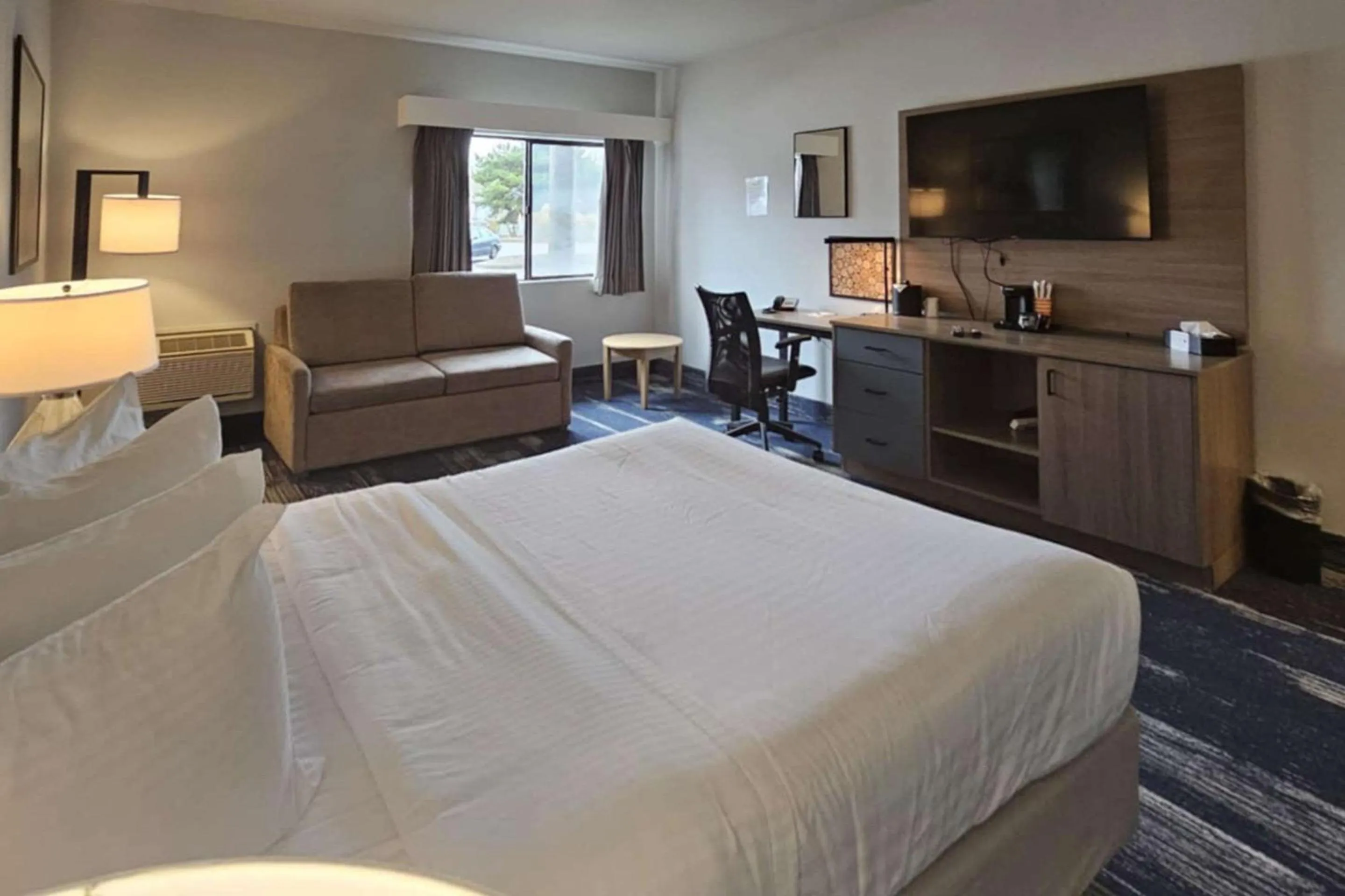 Bedroom, Bed in Edgewater Inn and Suites, an Ascend Collection Hotel