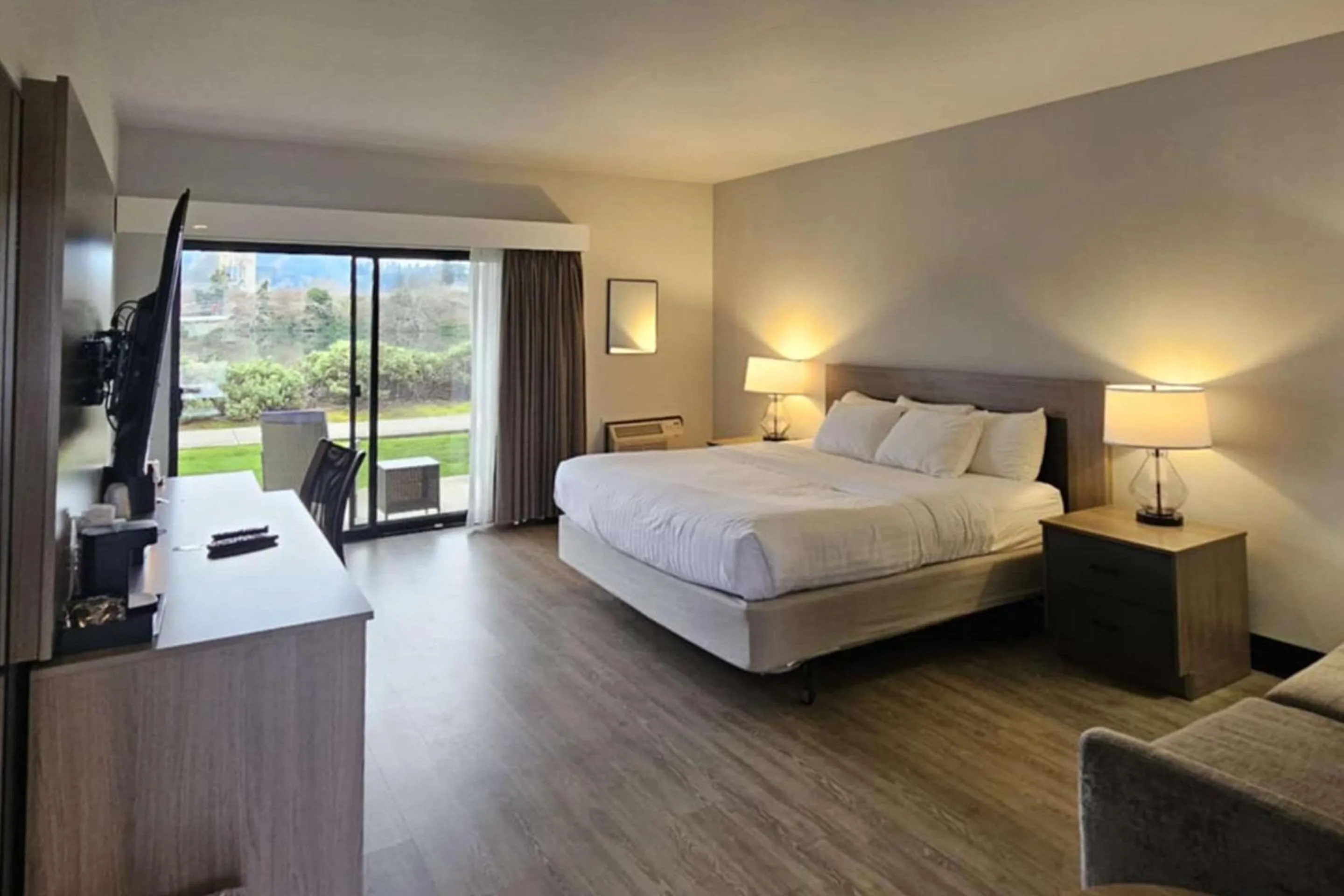 Bedroom, Bed in Edgewater Inn and Suites, an Ascend Collection Hotel