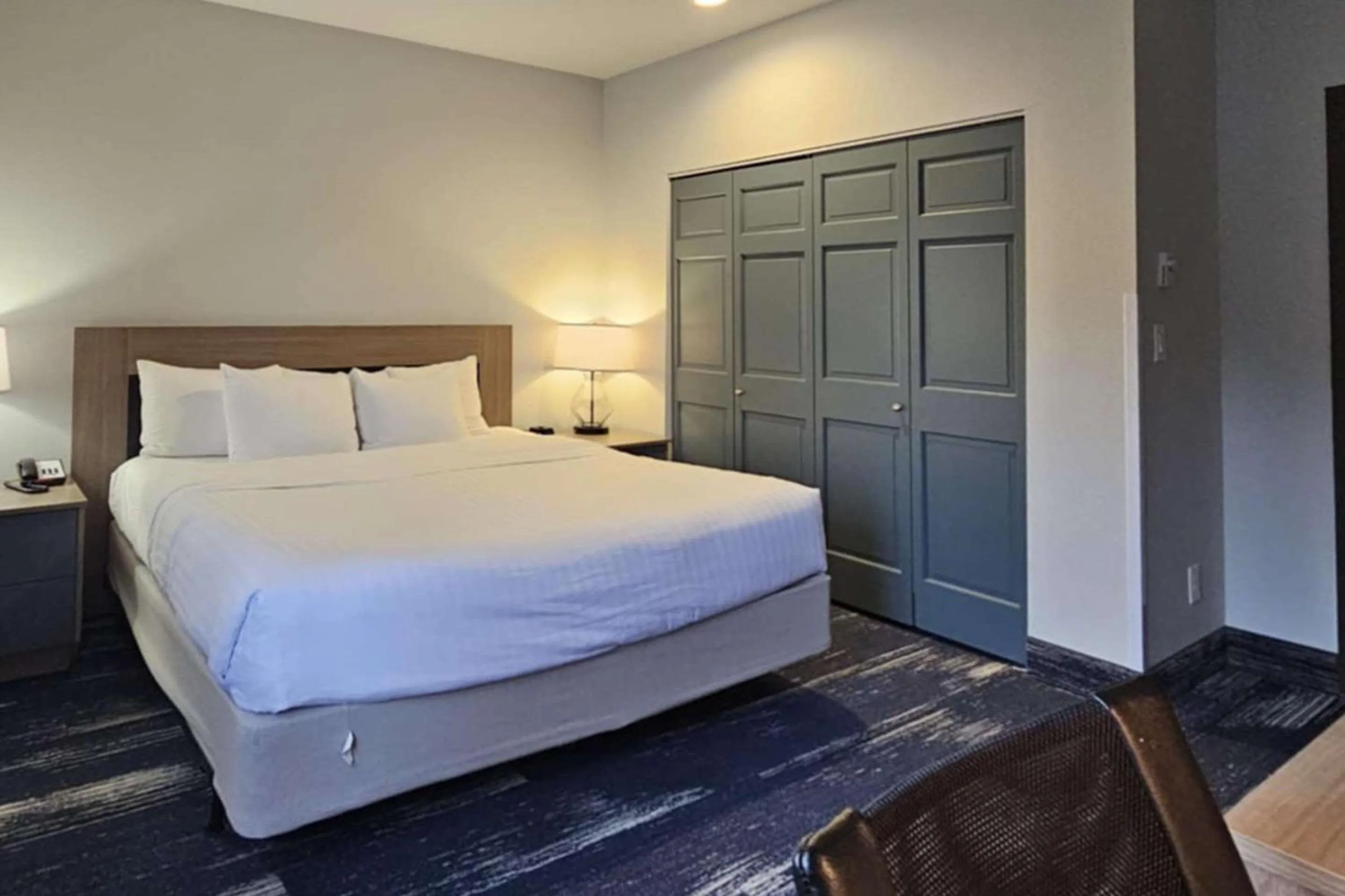 Bedroom, Bed in Edgewater Inn and Suites, an Ascend Collection Hotel