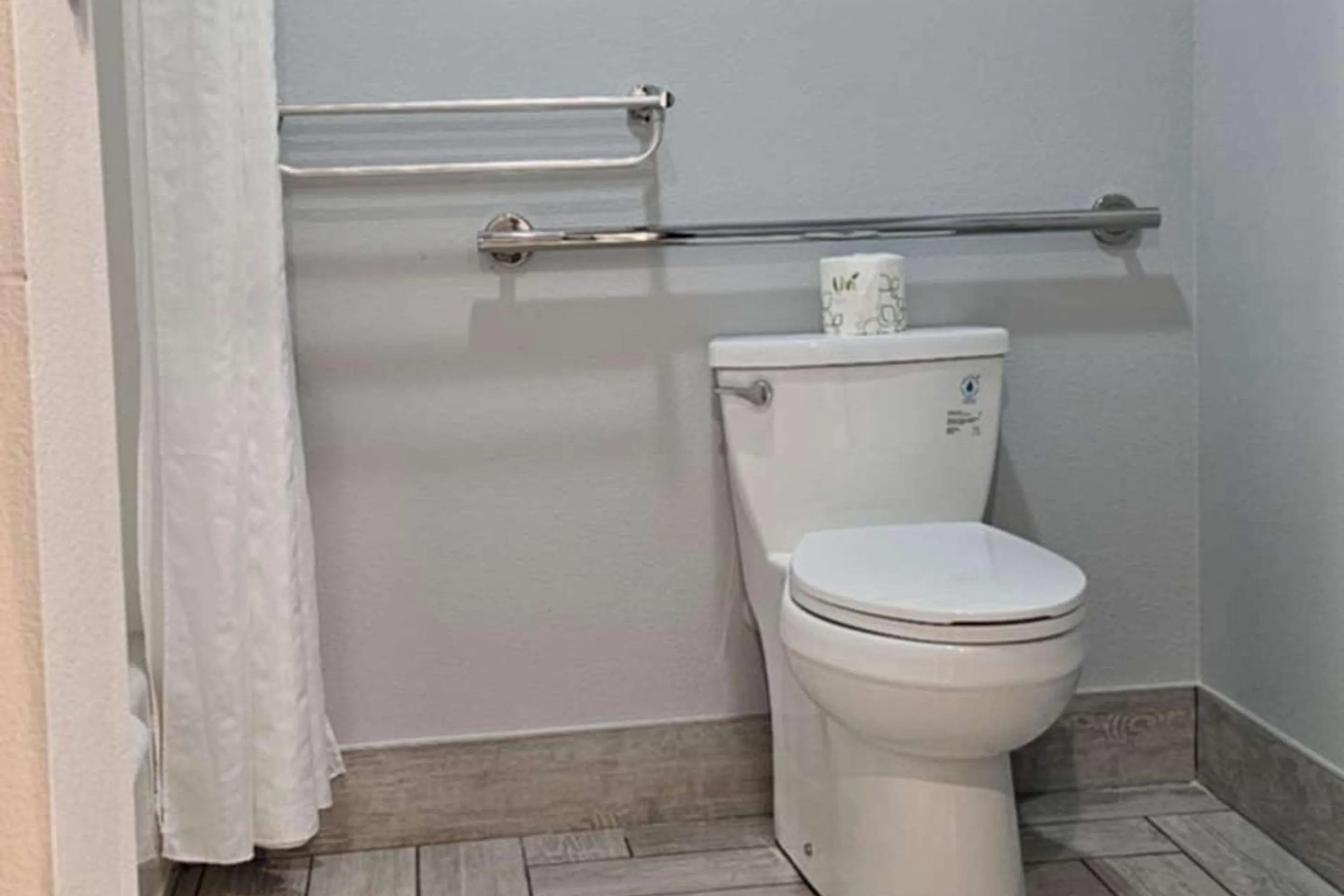 Bedroom in Edgewater Inn and Suites, an Ascend Collection Hotel