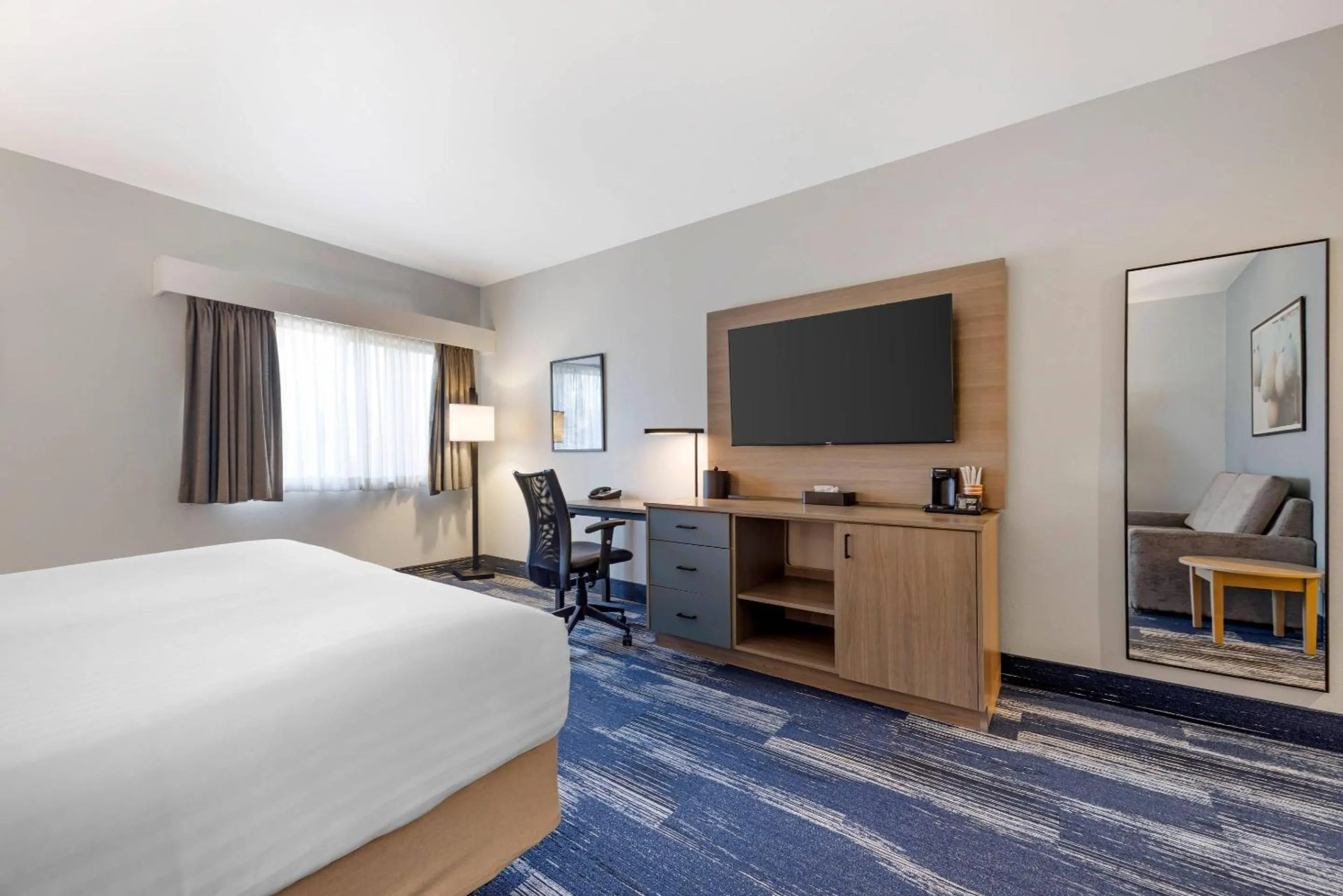 Bedroom, Bed in Edgewater Inn and Suites, an Ascend Collection Hotel