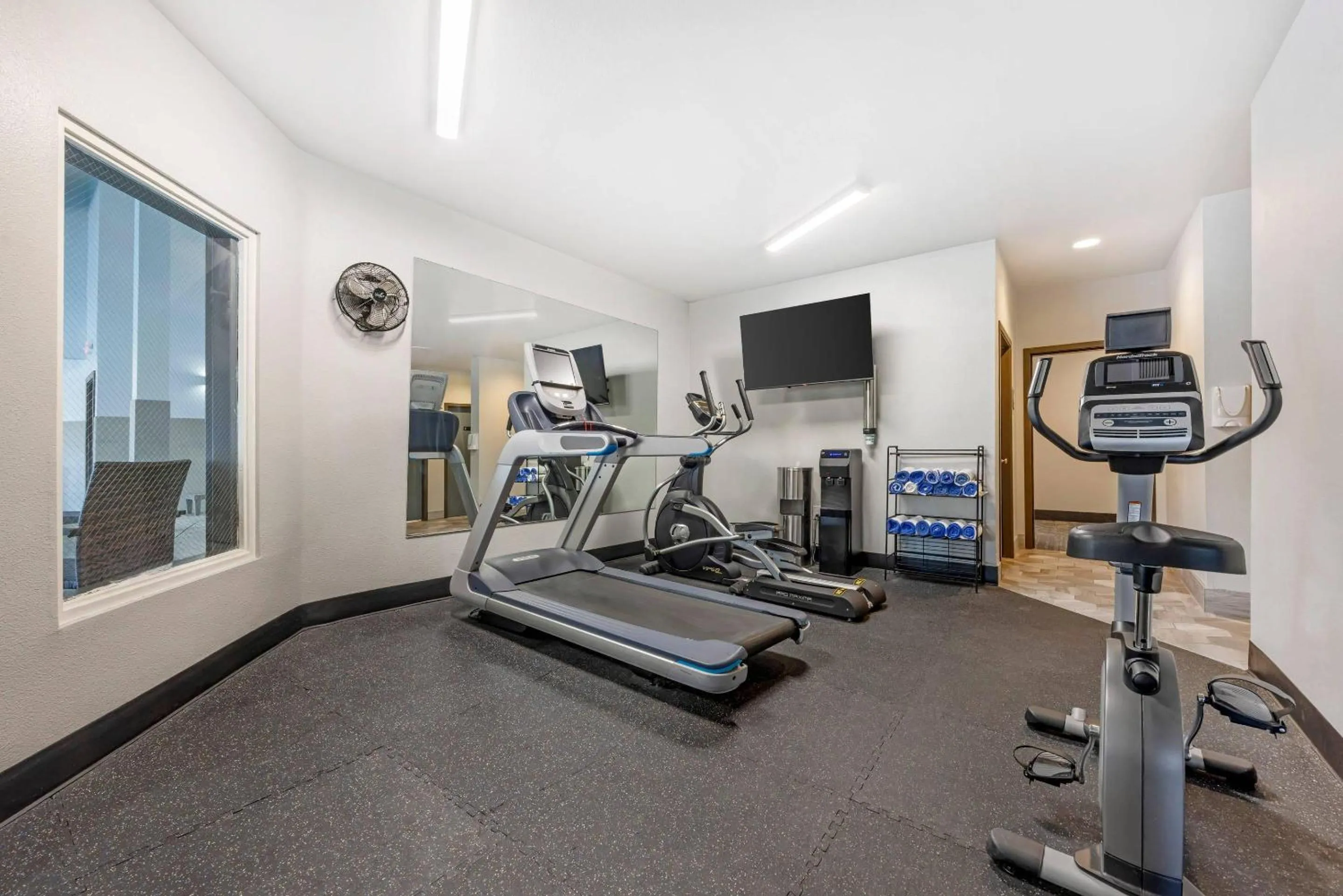 Fitness centre/facilities in Edgewater Inn and Suites, an Ascend Collection Hotel