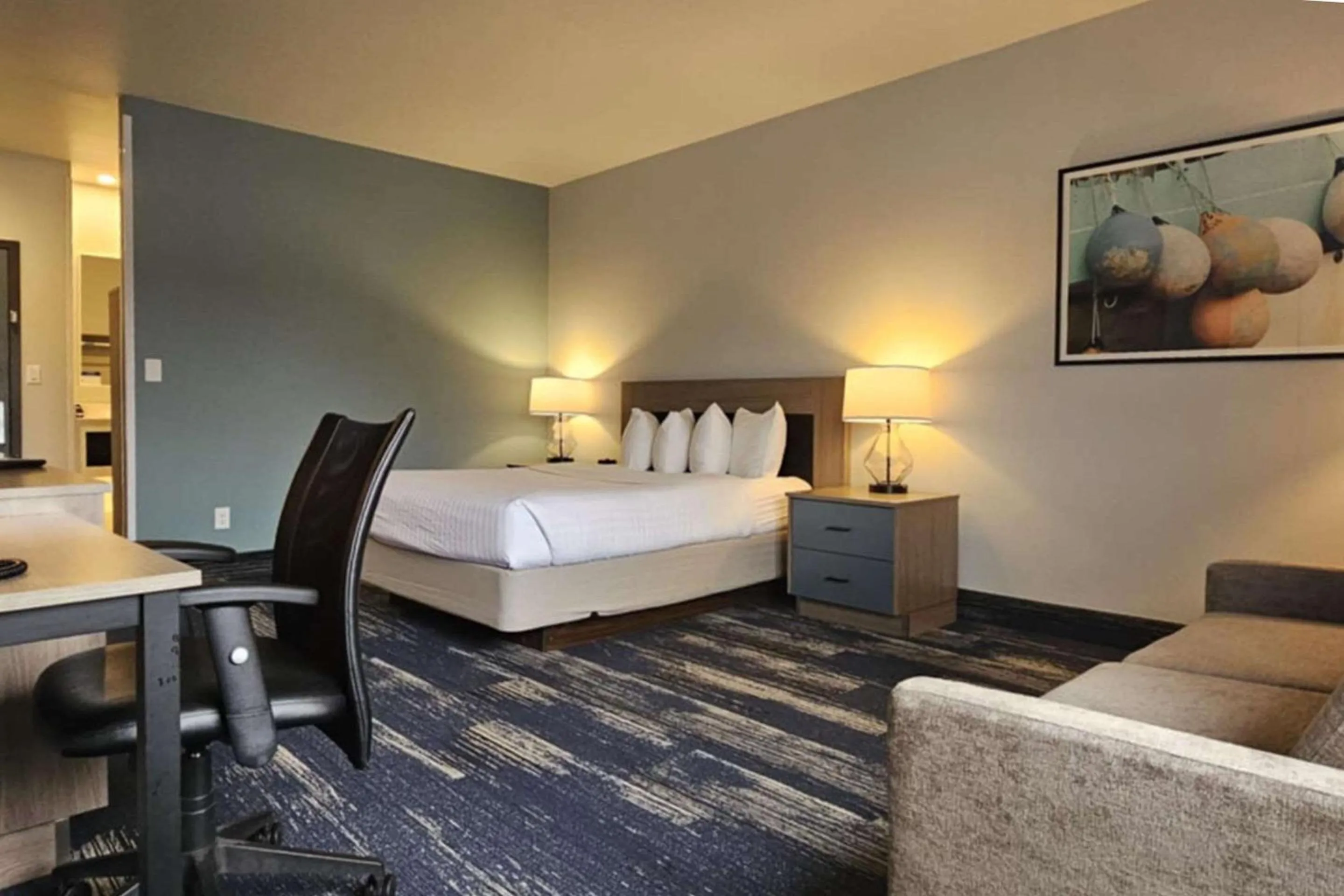 Bedroom, Bed in Edgewater Inn and Suites, an Ascend Collection Hotel