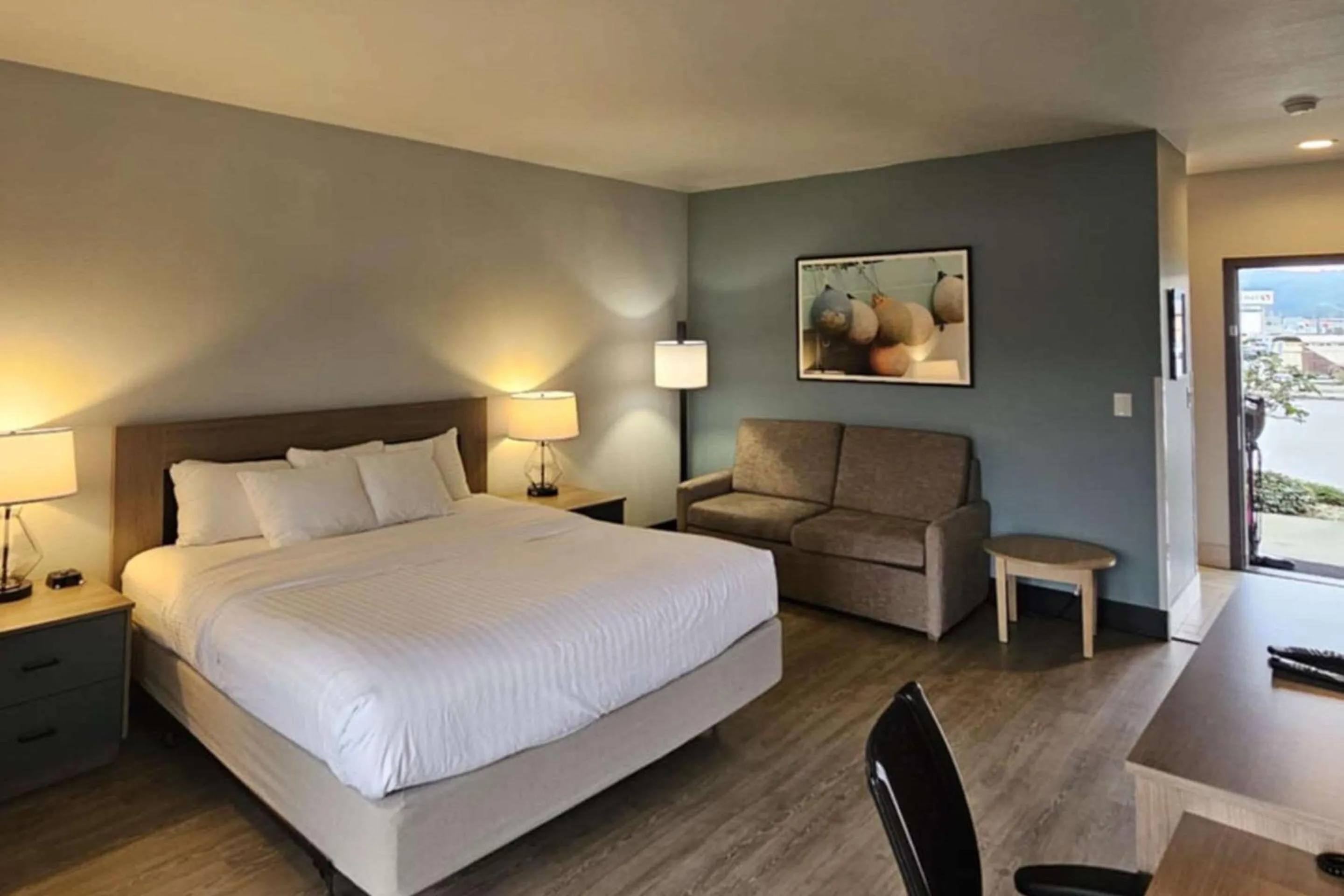 Bedroom, Bed in Edgewater Inn and Suites, an Ascend Collection Hotel