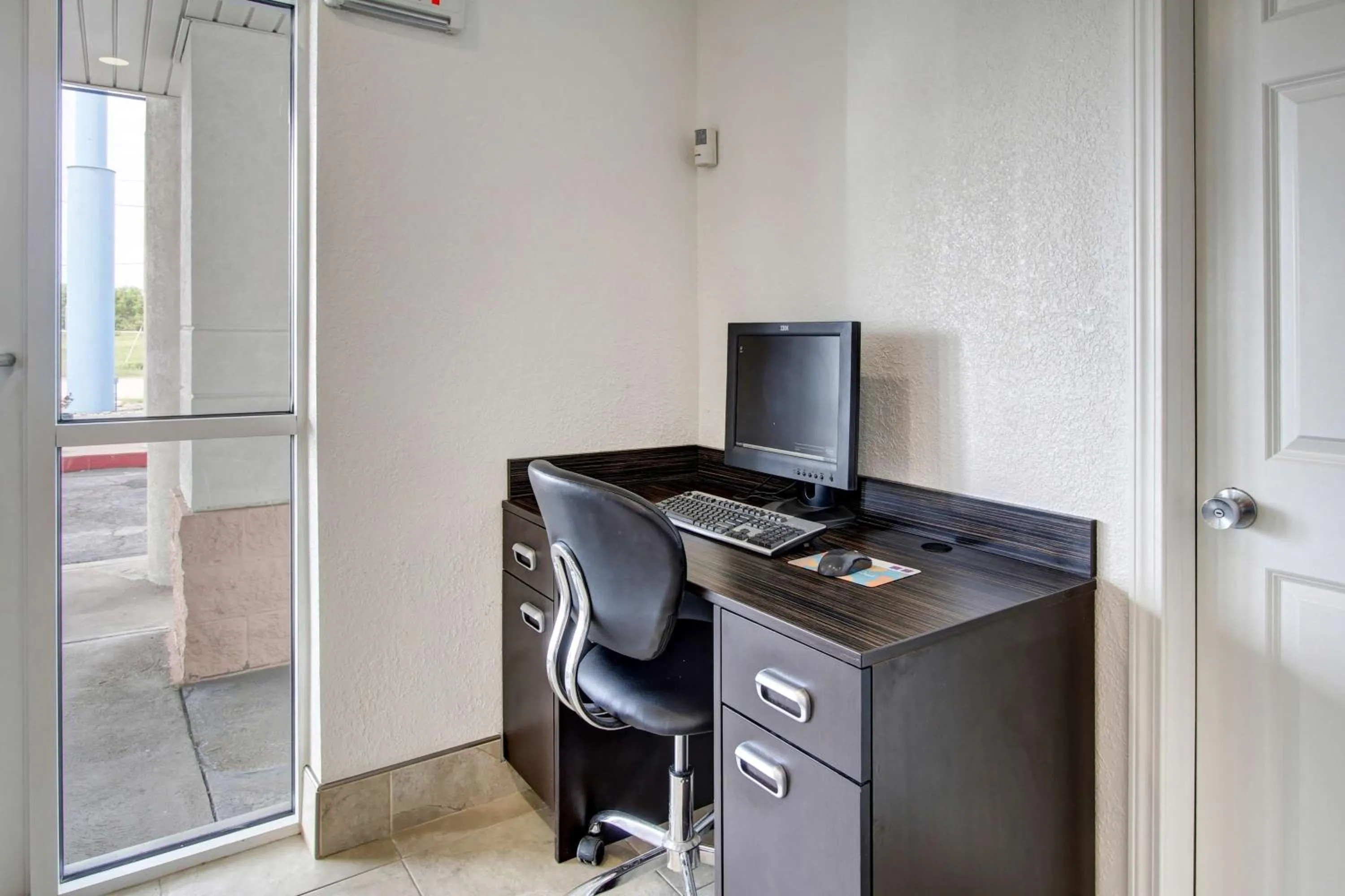 Lobby or reception in Motel 6-North Ridgeville, OH - Cleveland Intl Airport - N Ridgeville