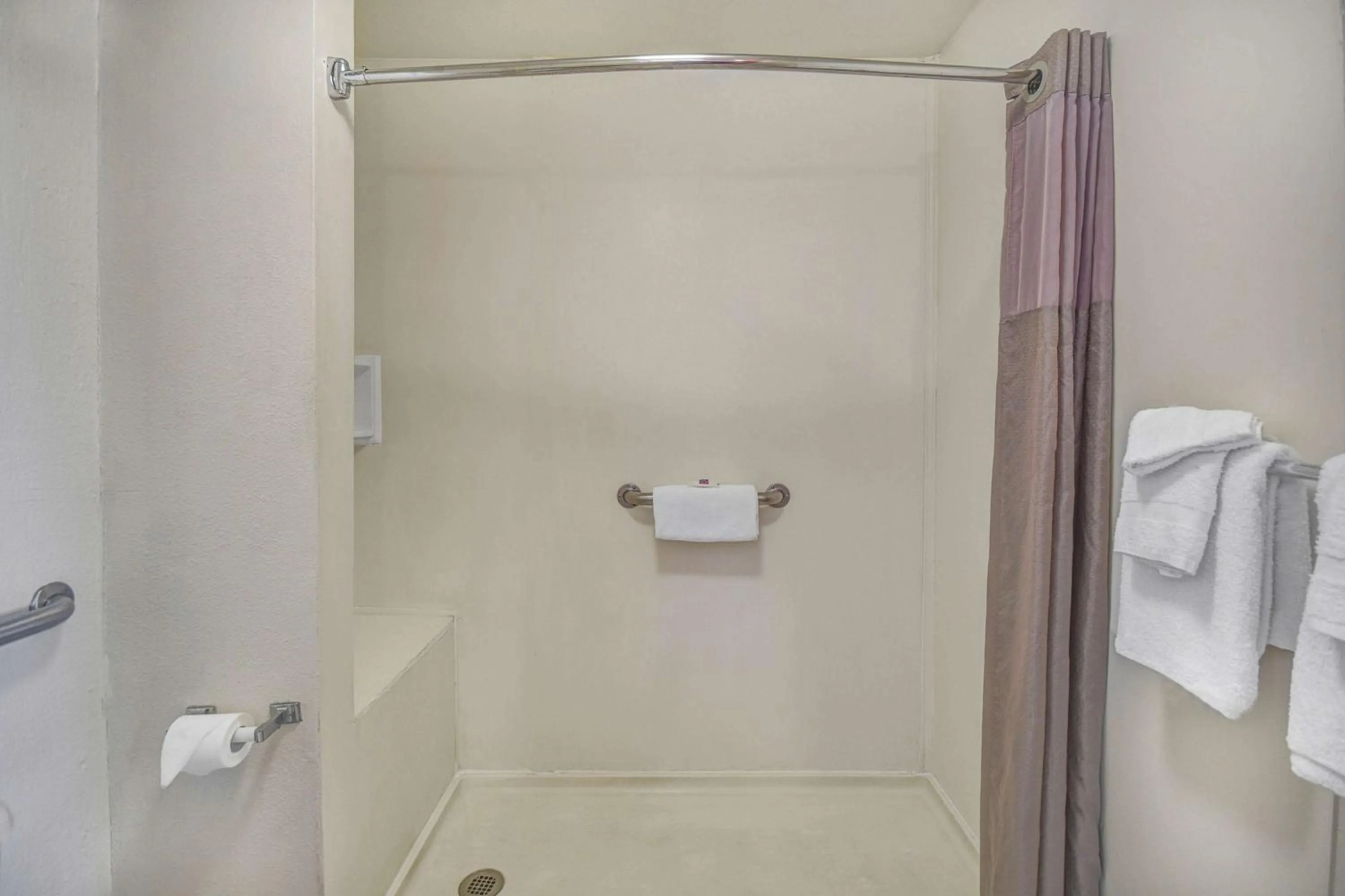 Bathroom in Motel 6-North Ridgeville, OH - Cleveland Intl Airport - N Ridgeville