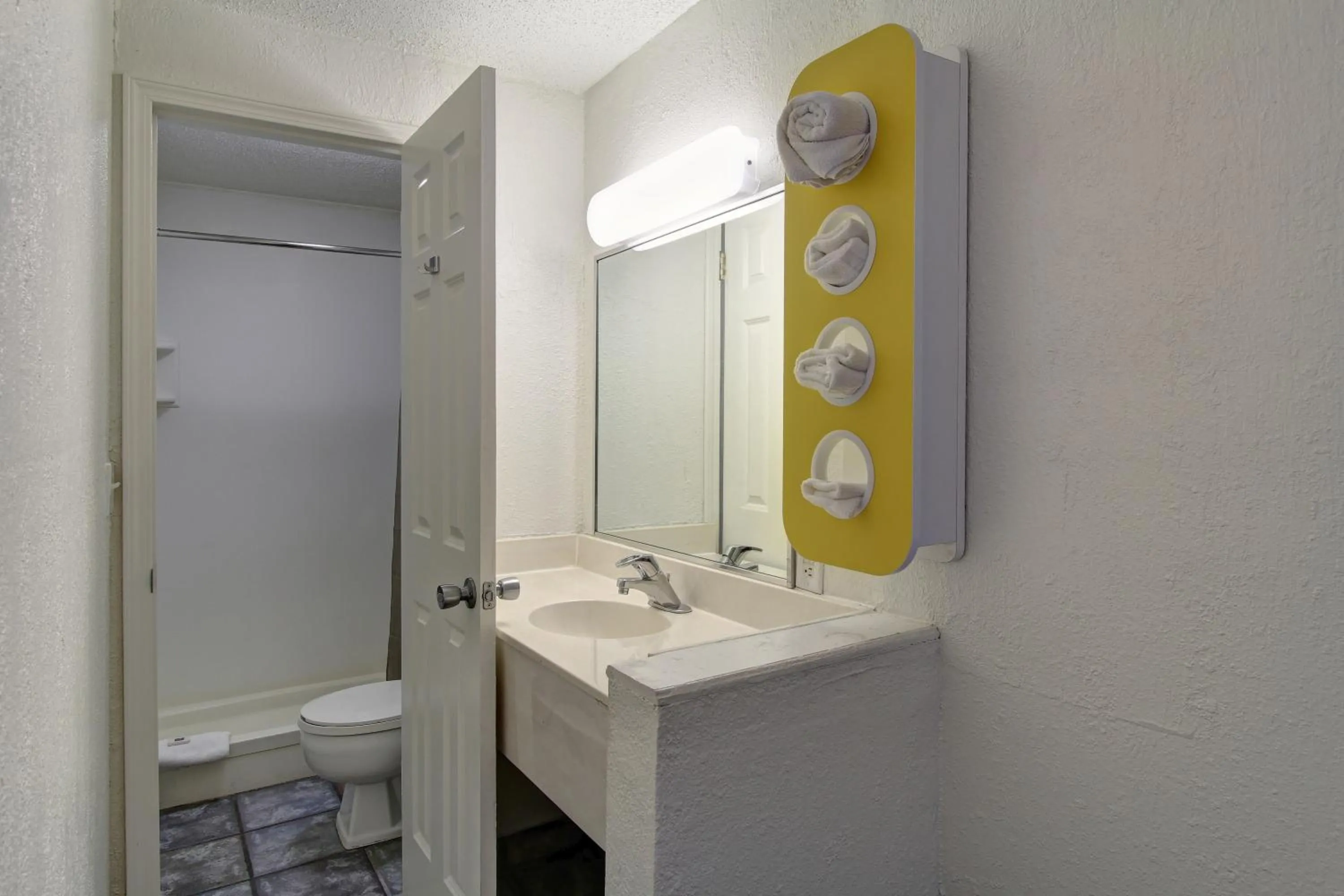 Bathroom in Motel 6-North Ridgeville, OH - Cleveland Intl Airport - N Ridgeville
