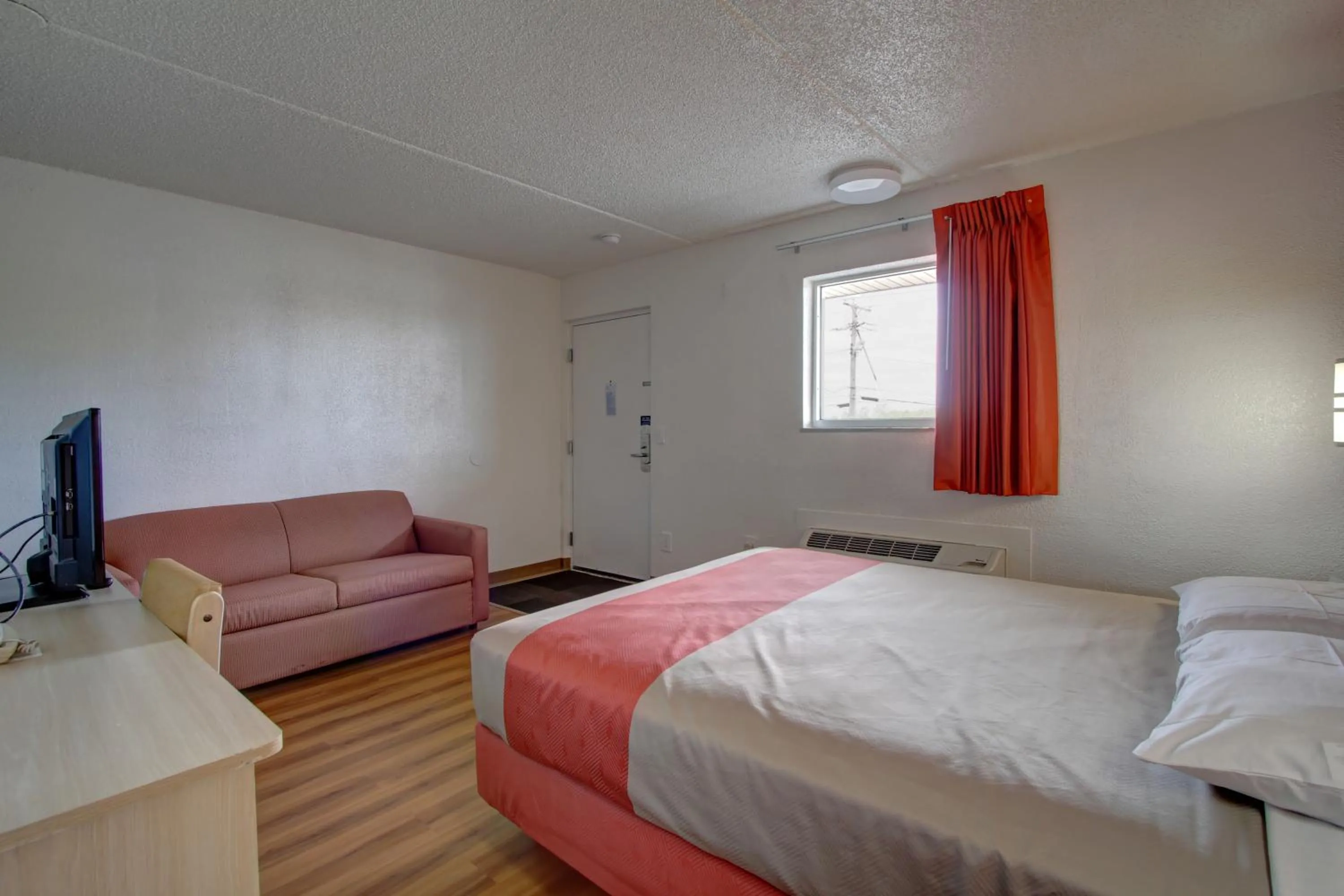 Day, Bed in Motel 6-North Ridgeville, OH - Cleveland Intl Airport - N Ridgeville