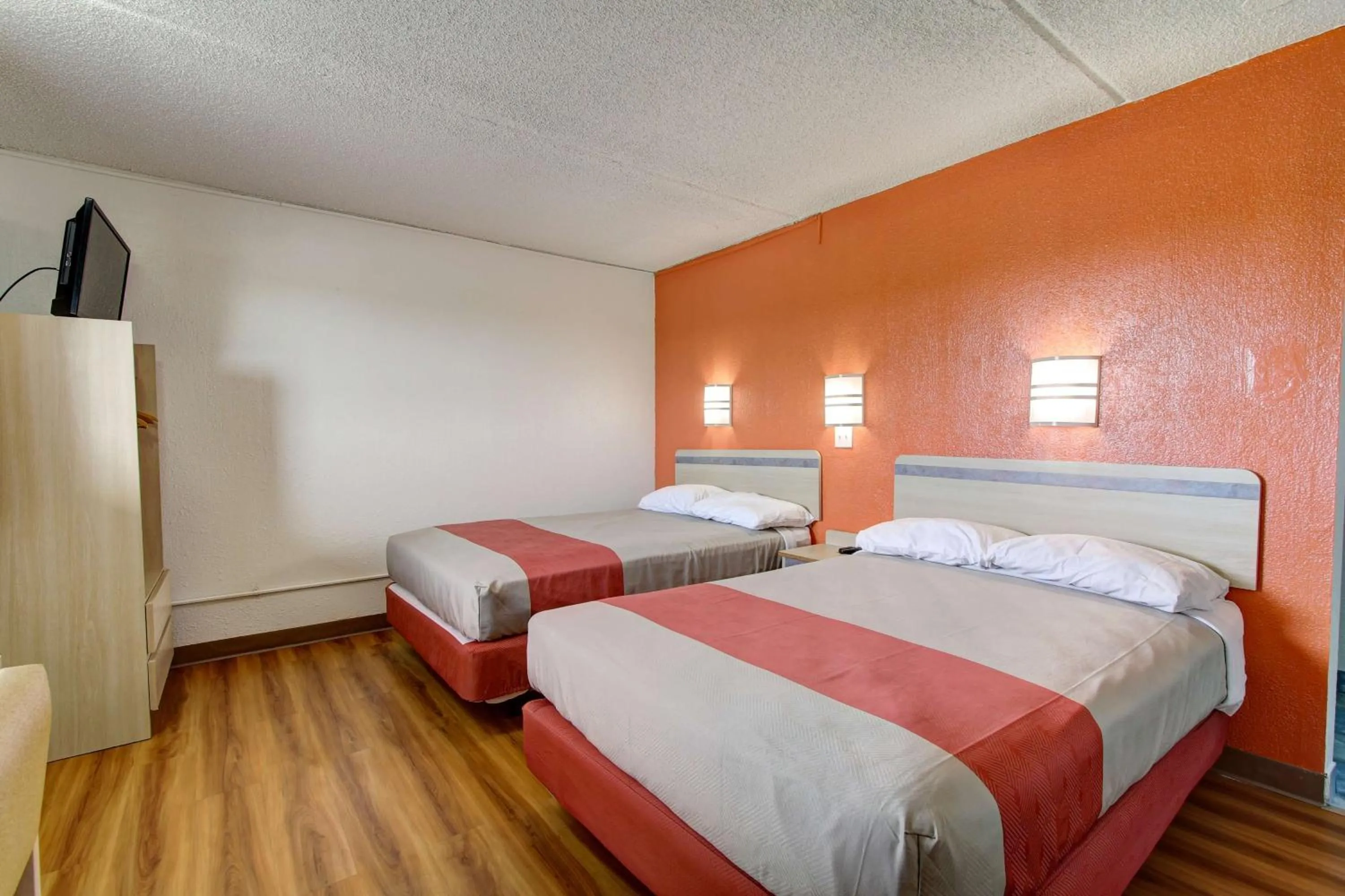Photo of the whole room, Bed in Motel 6-North Ridgeville, OH - Cleveland Intl Airport - N Ridgeville