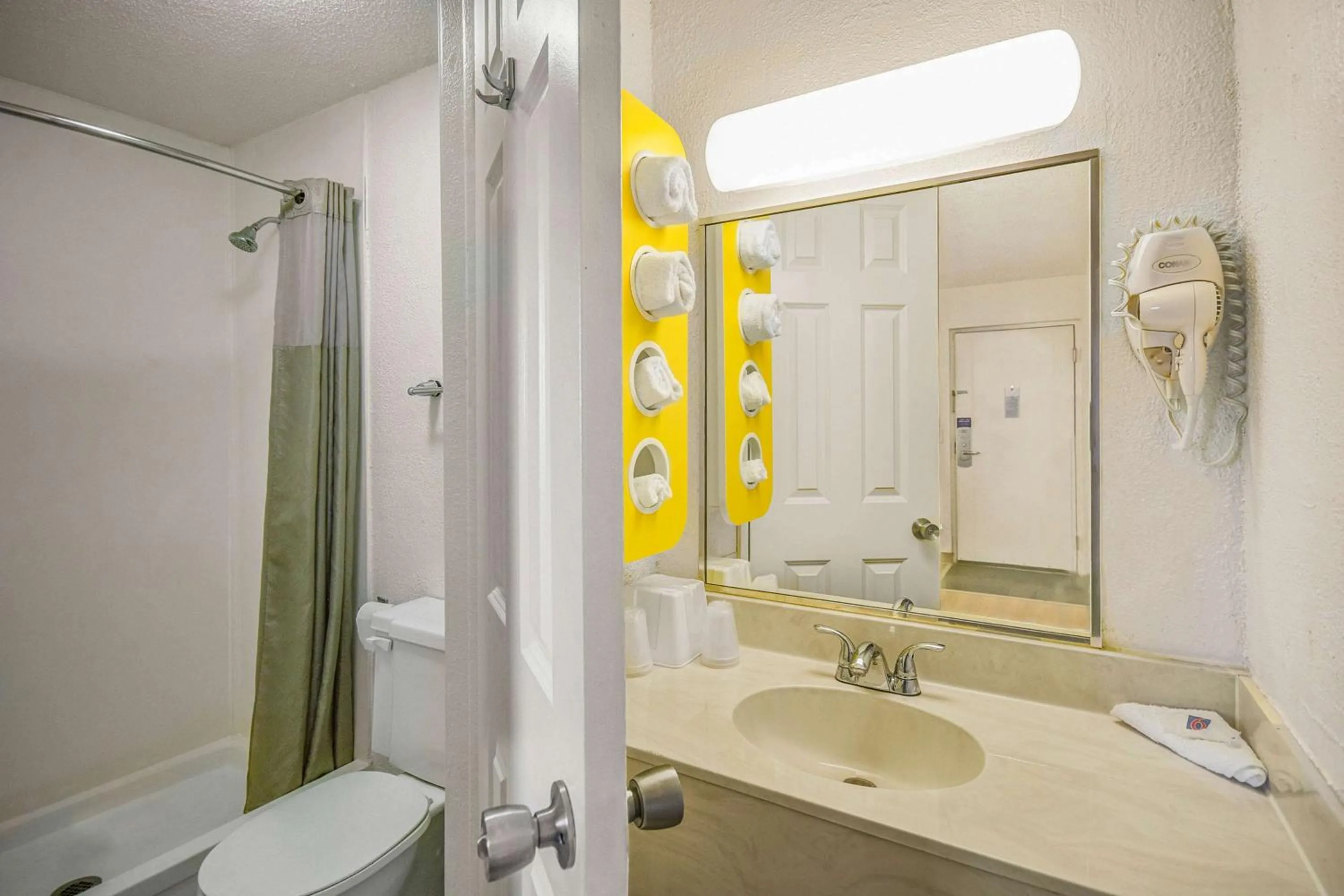 Bathroom in Motel 6-North Ridgeville, OH - Cleveland Intl Airport - N Ridgeville