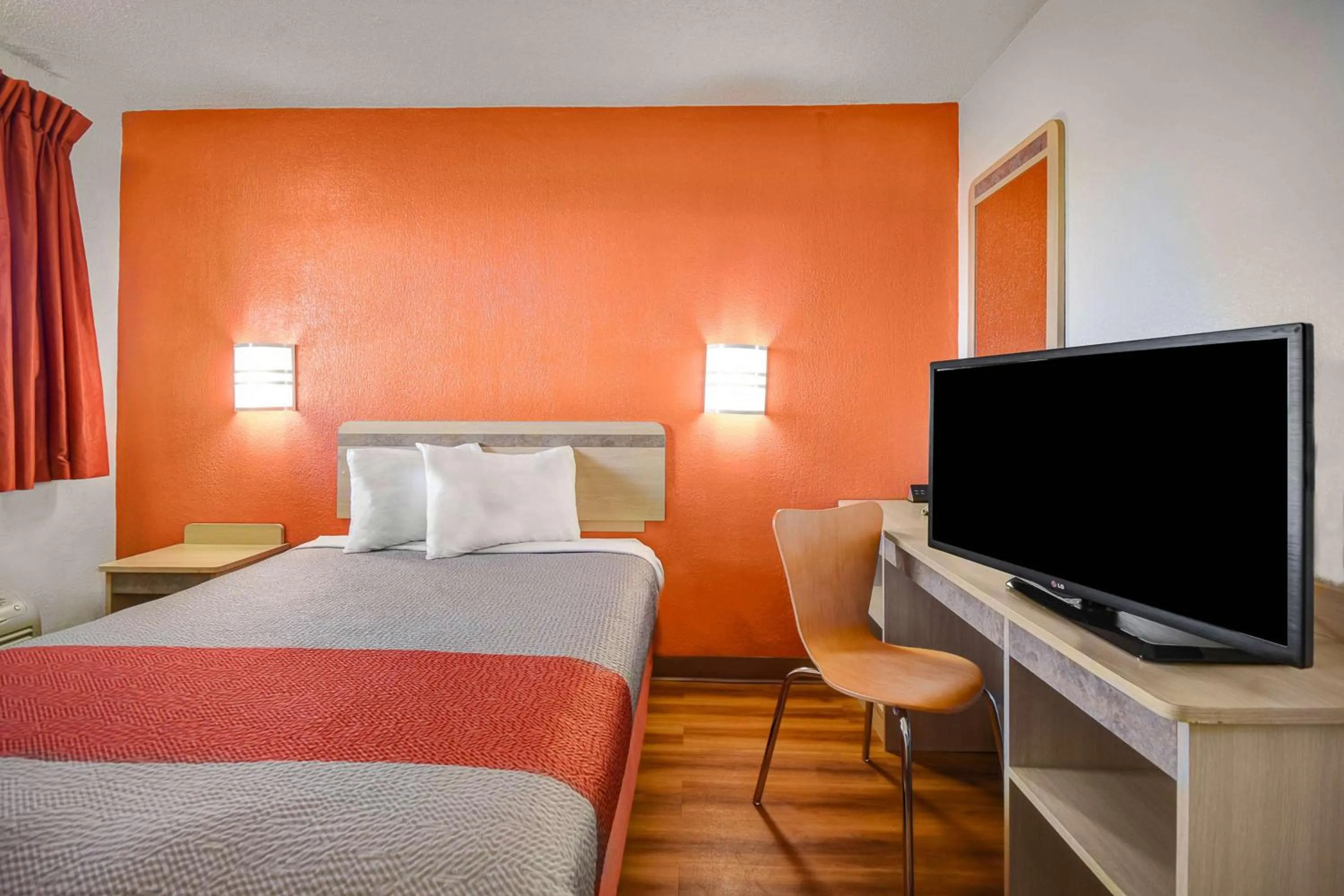 Photo of the whole room, Bed in Motel 6-North Ridgeville, OH - Cleveland Intl Airport - N Ridgeville