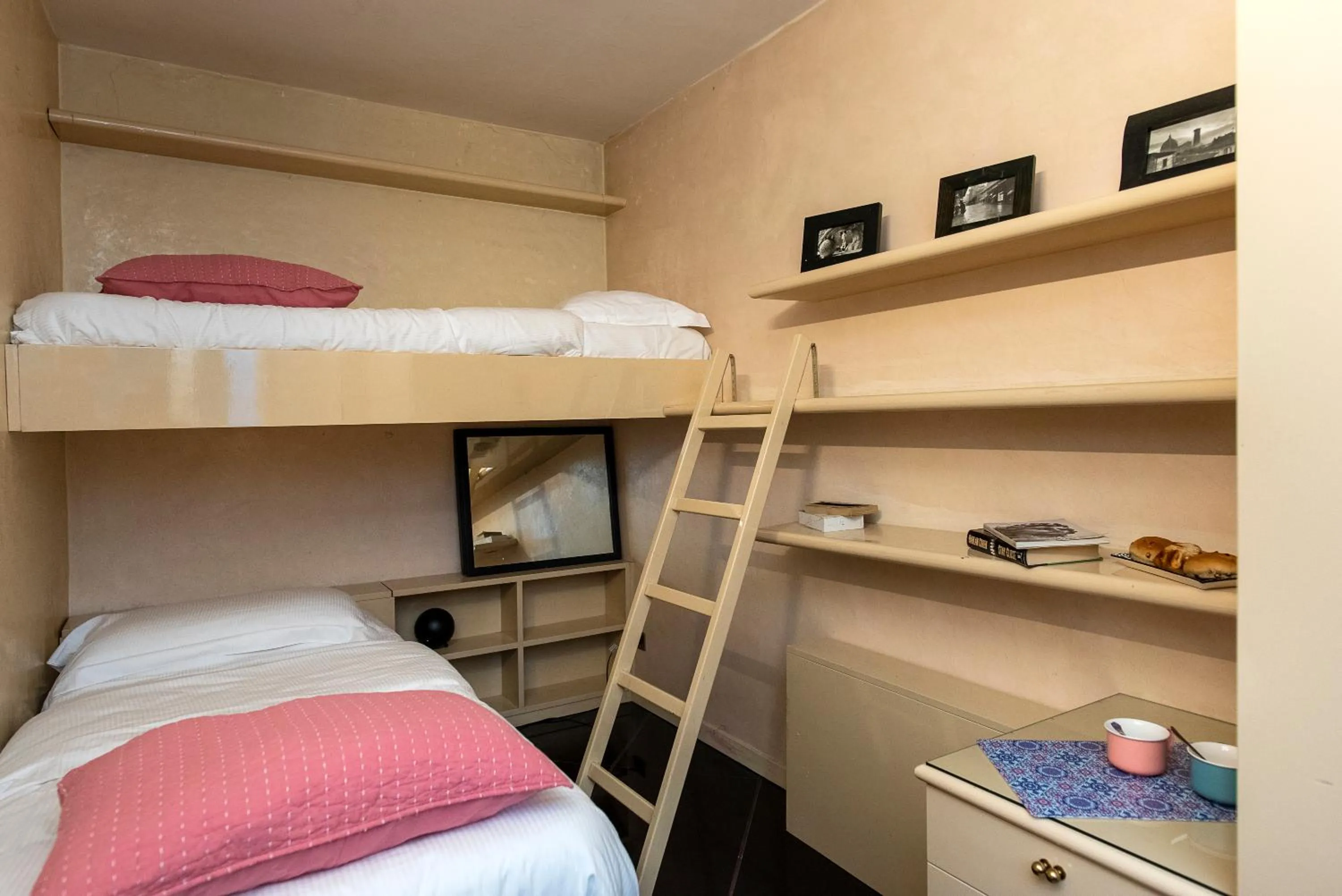bunk bed, Bed in Borgo San Lorenzo Attico Duomo