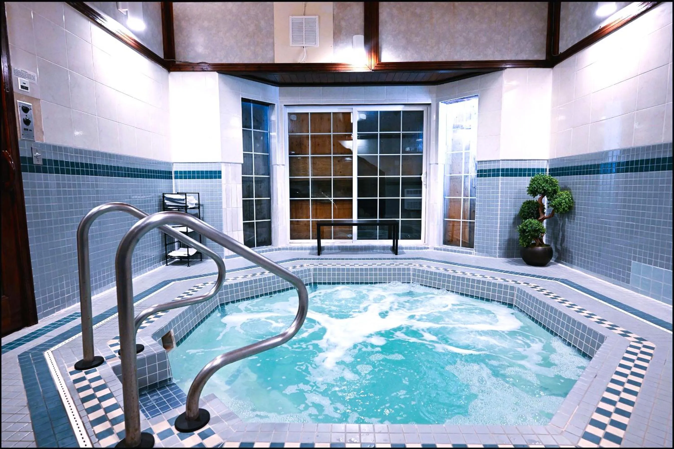 Hot Tub in The Summit Inn