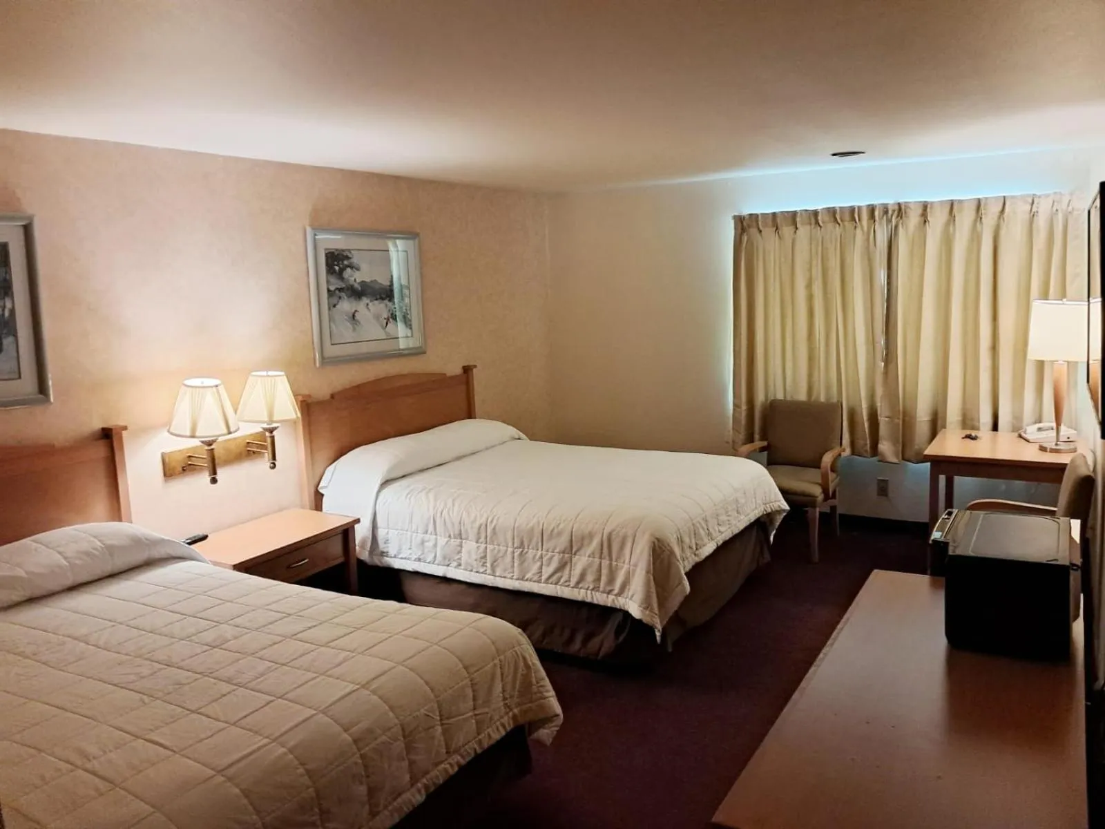 Bedroom, Bed in The Summit Inn