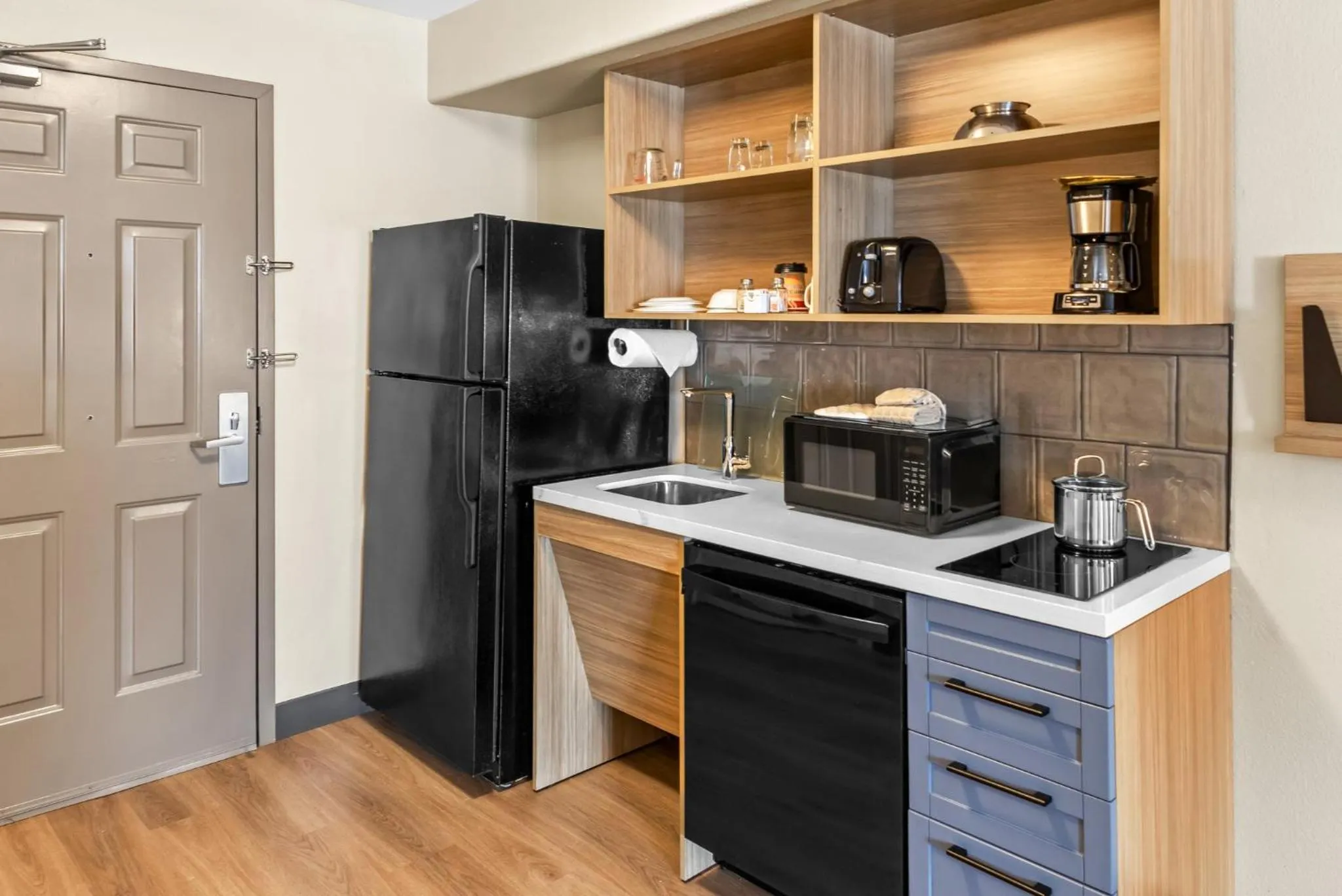 Photo of the whole room in Candlewood Victoria by IHG