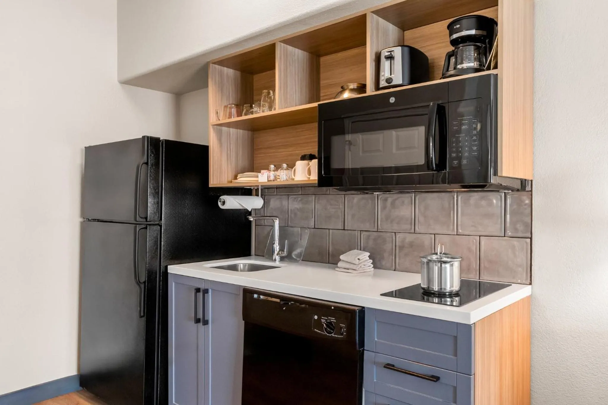 Photo of the whole room in Candlewood Victoria by IHG