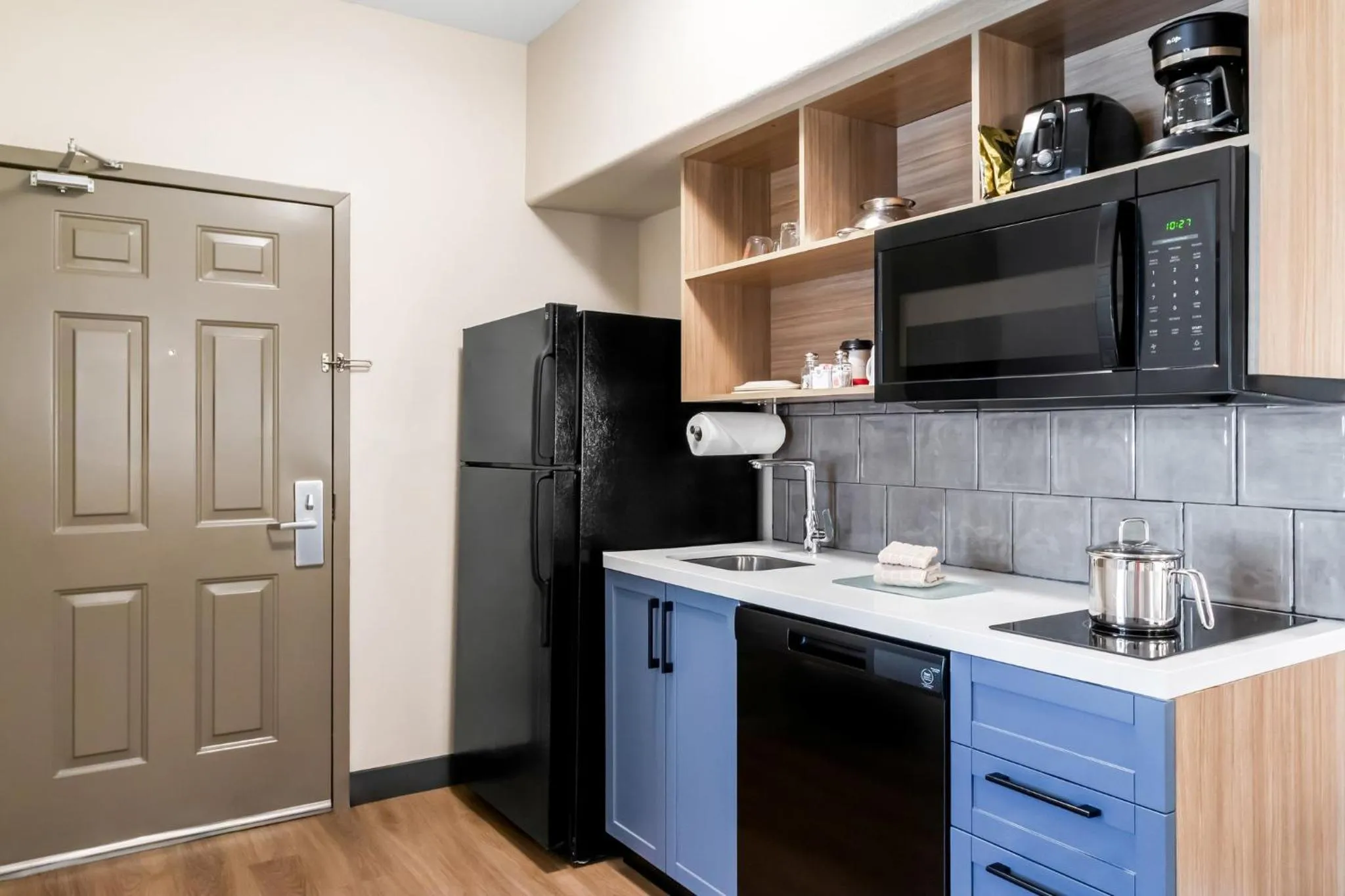 Photo of the whole room in Candlewood Victoria by IHG