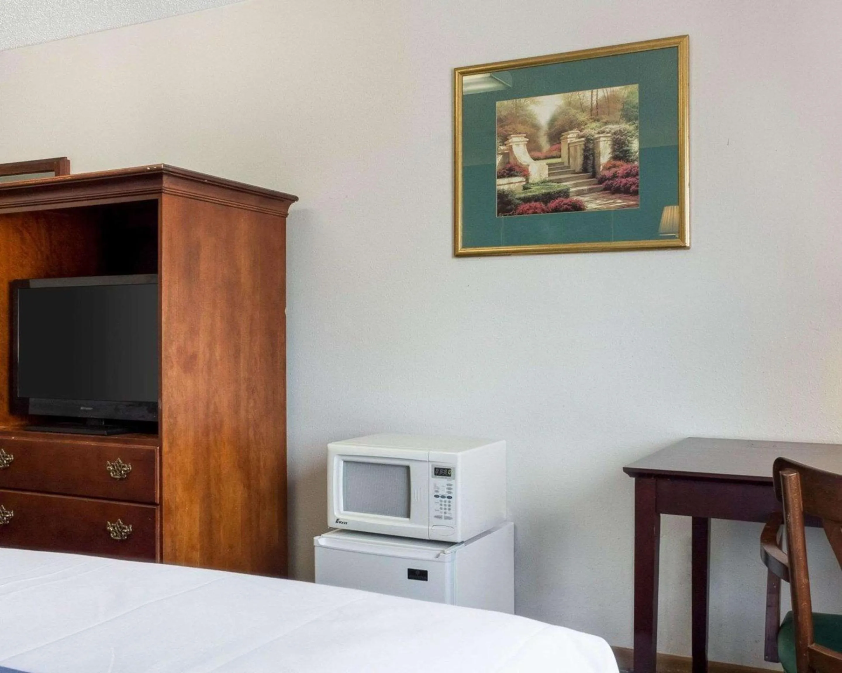 Photo of the whole room, Bed in Rodeway Inn West Fargo Main Ave