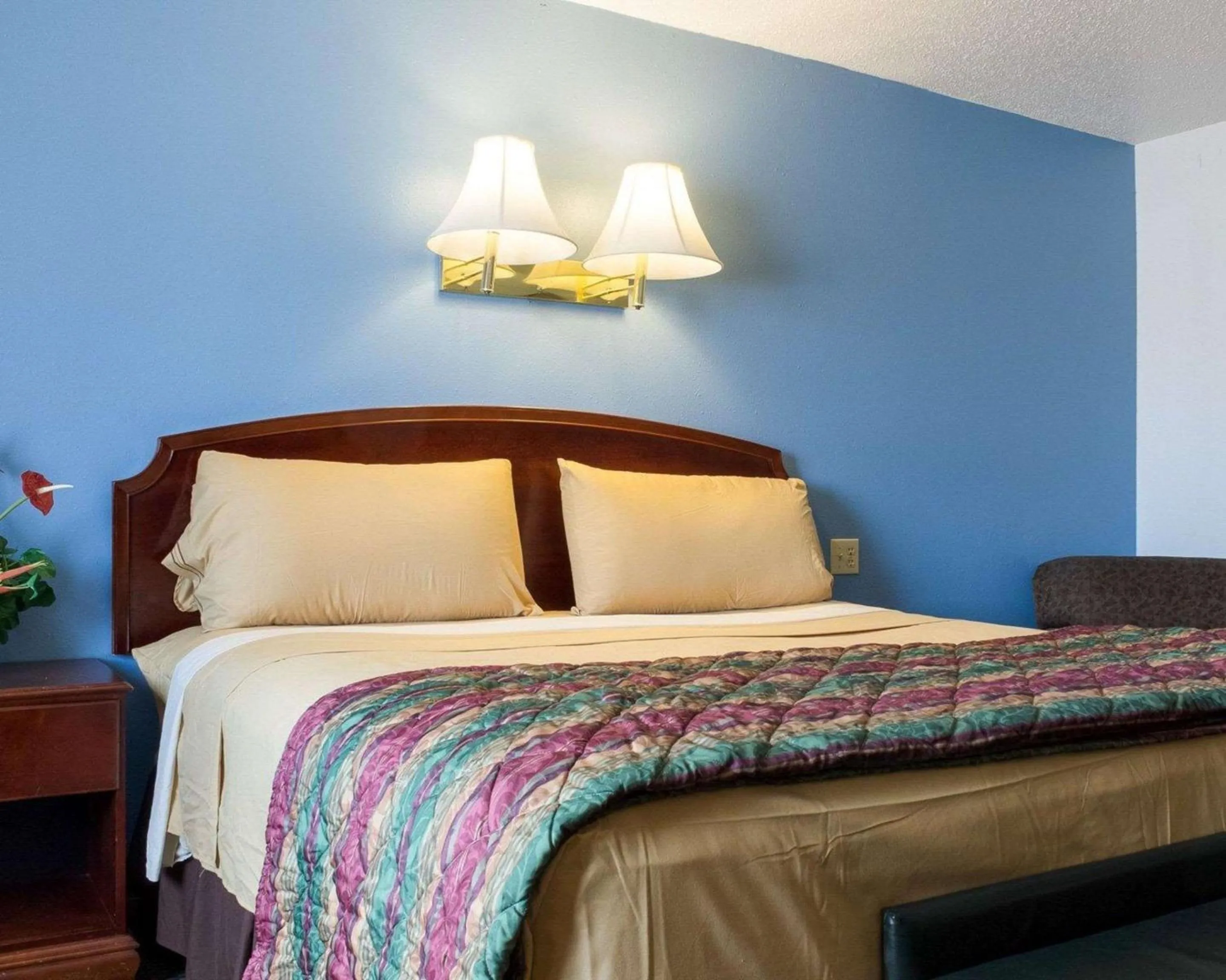 Photo of the whole room, Bed in Rodeway Inn West Fargo Main Ave