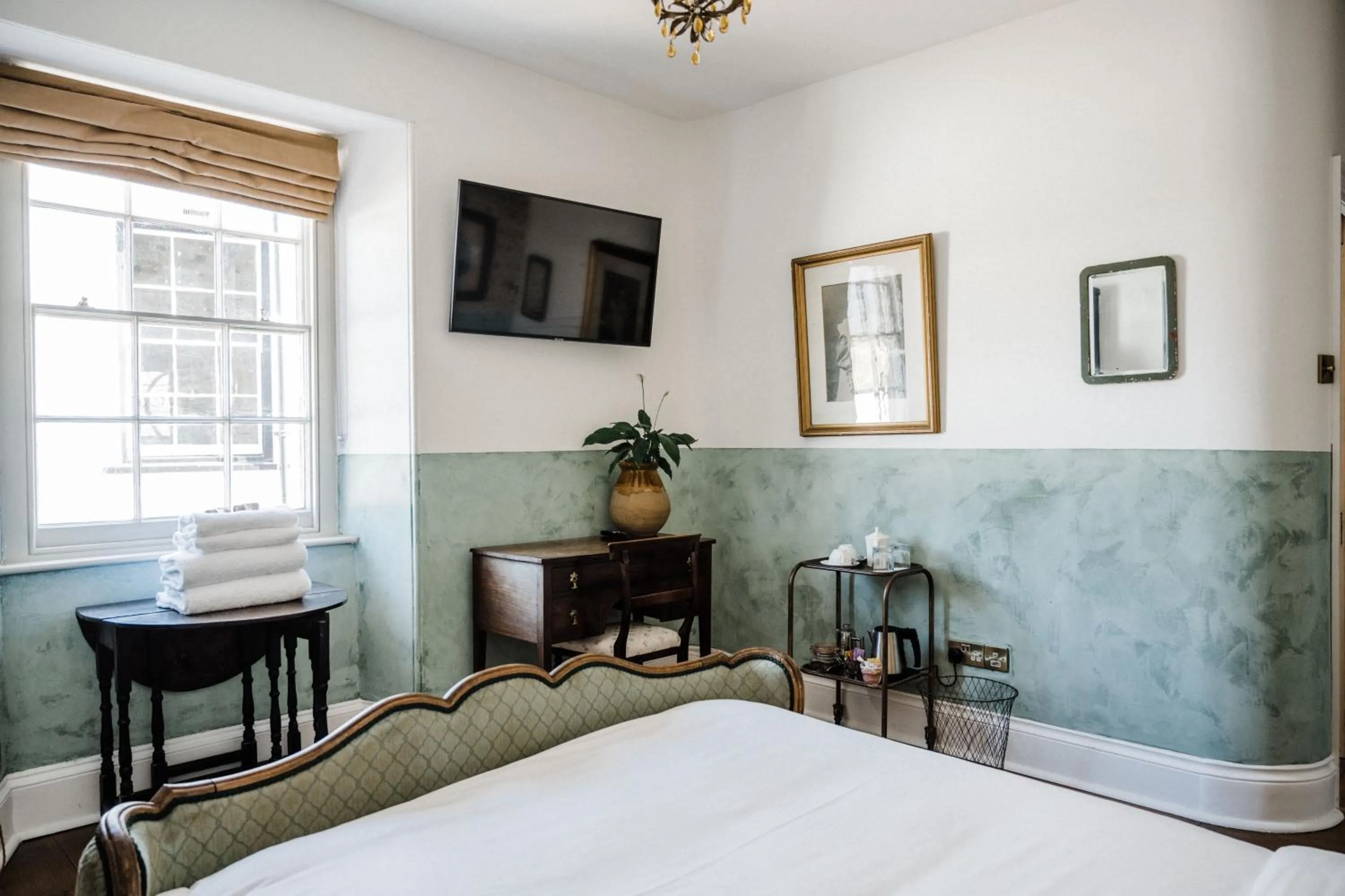 TV and multimedia, Bed in The Crooked Swan