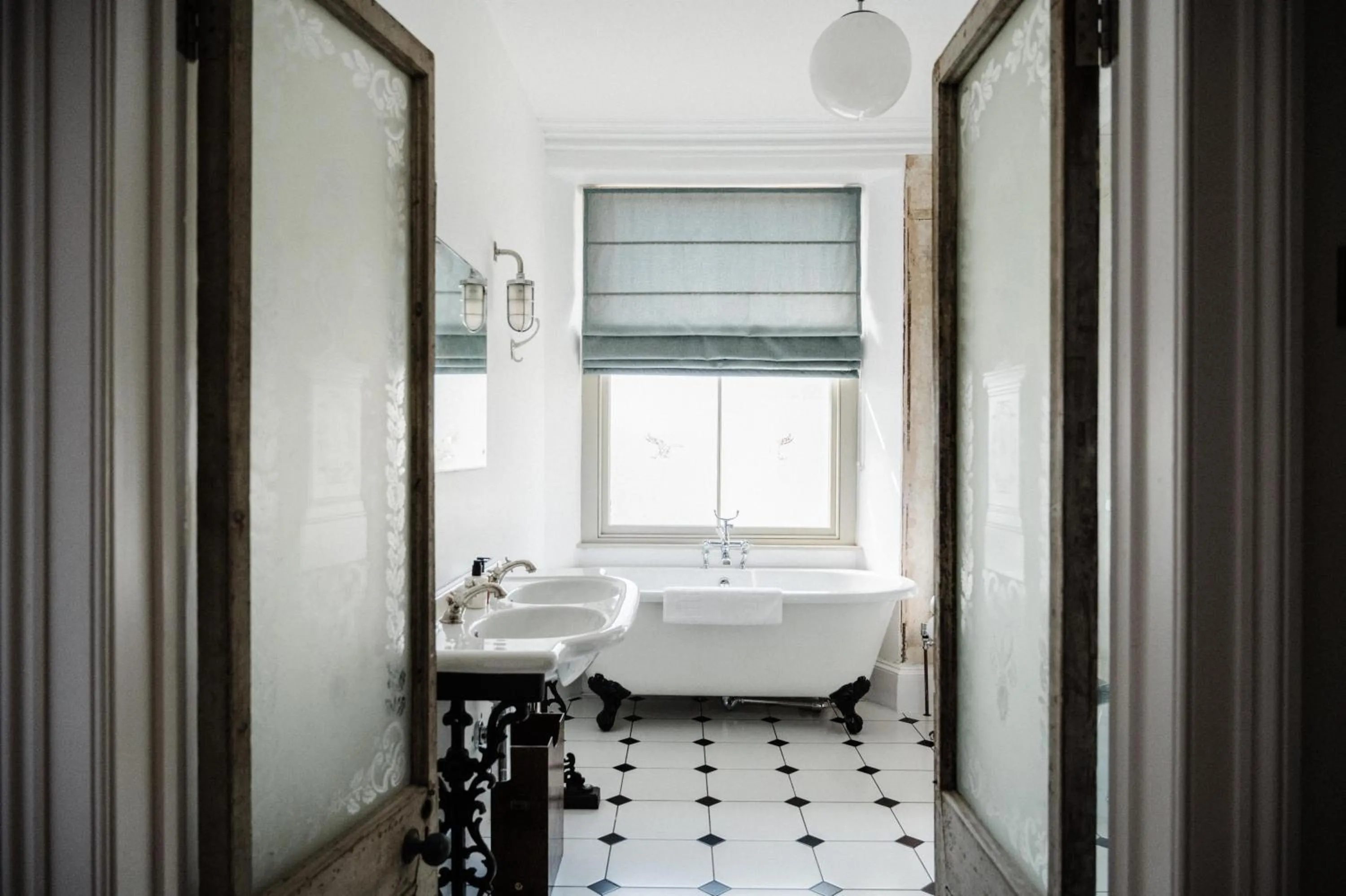 Bathroom, Bed in The Crooked Swan