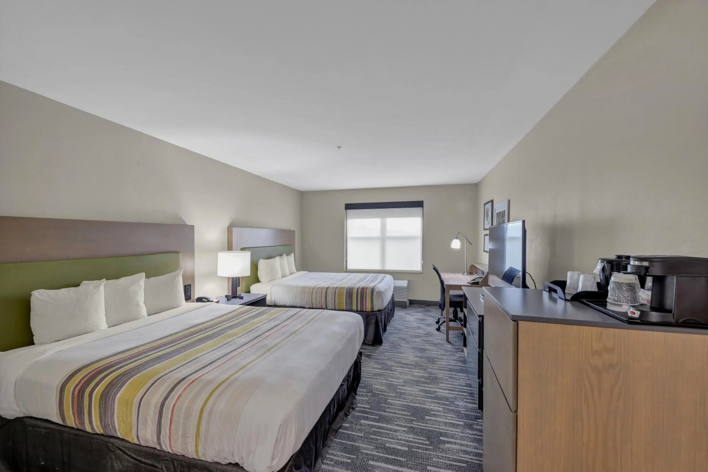 Bedroom, Bed in Country Inn & Suites by Radisson, Braselton, GA