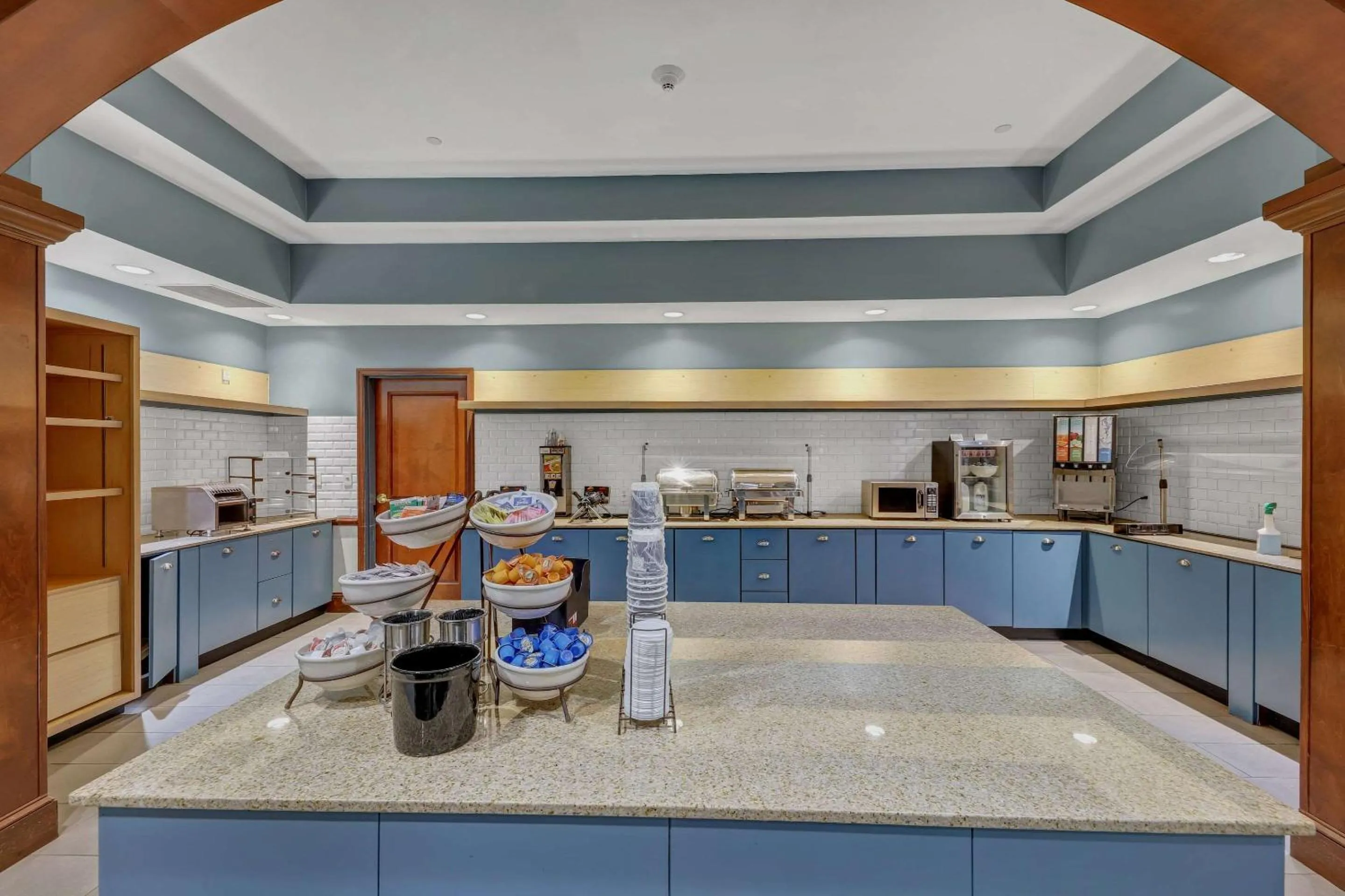 Breakfast in Country Inn & Suites by Radisson, Braselton, GA