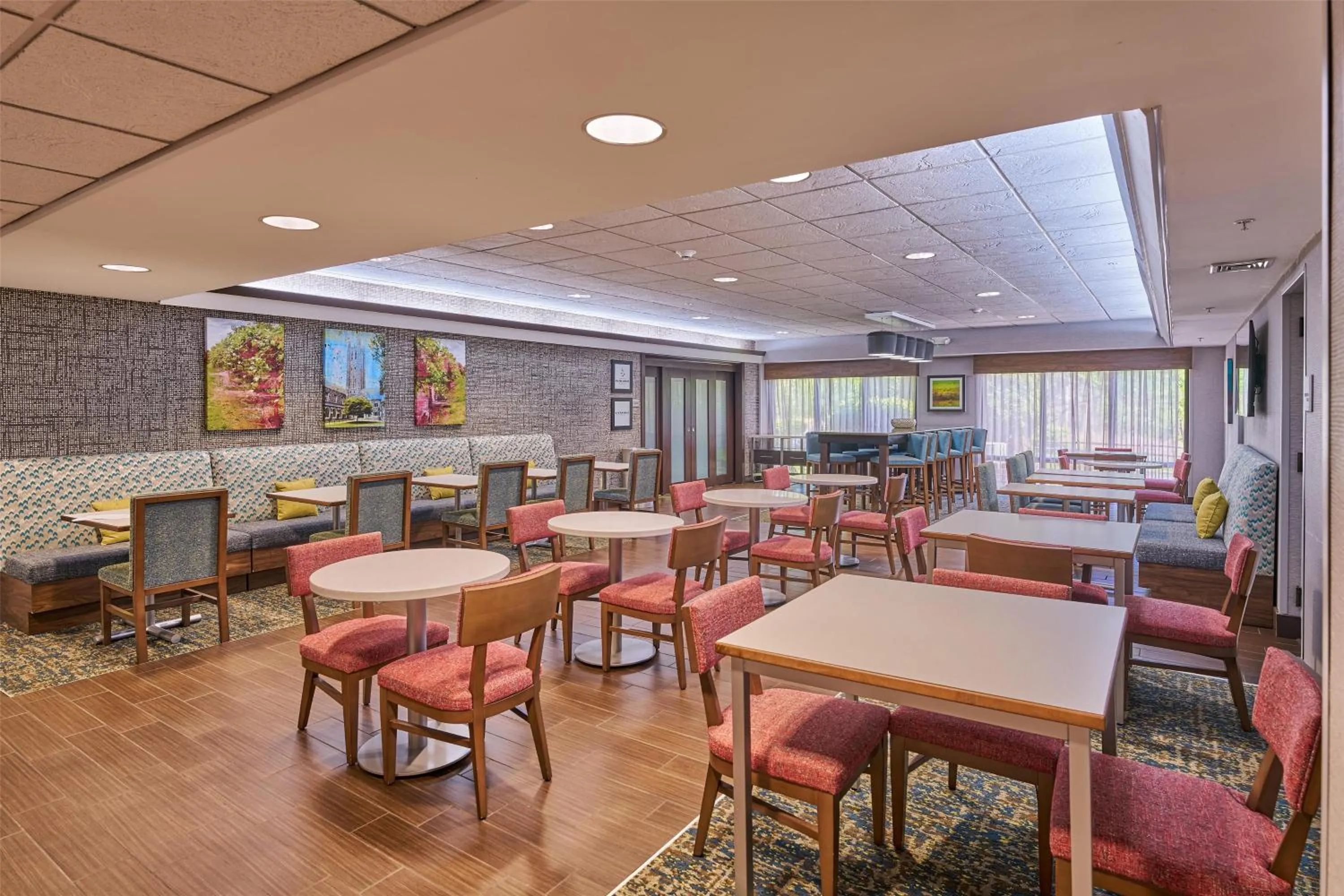 Dining area in Hampton Inn Flemington