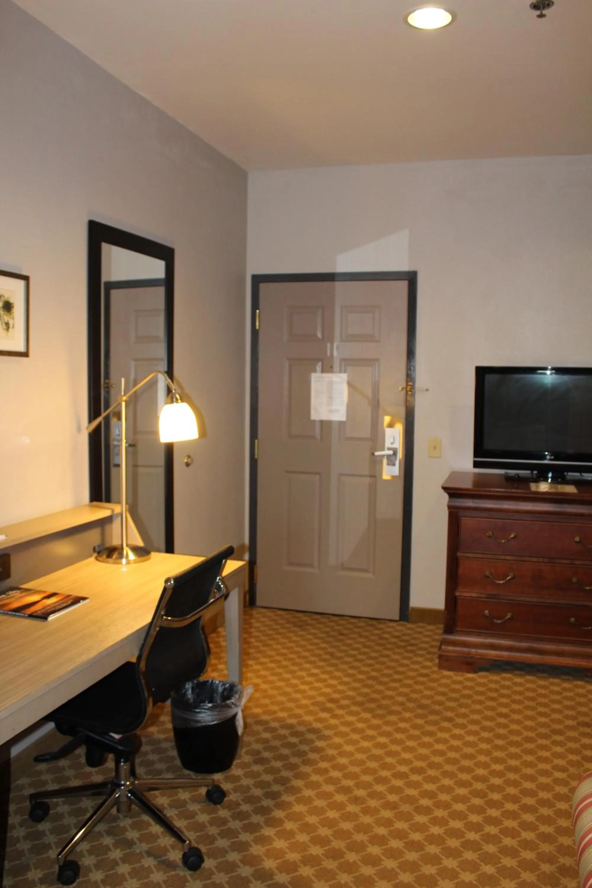 Communal lounge/ TV room in Country Inn & Suites by Radisson, Gettysburg, PA