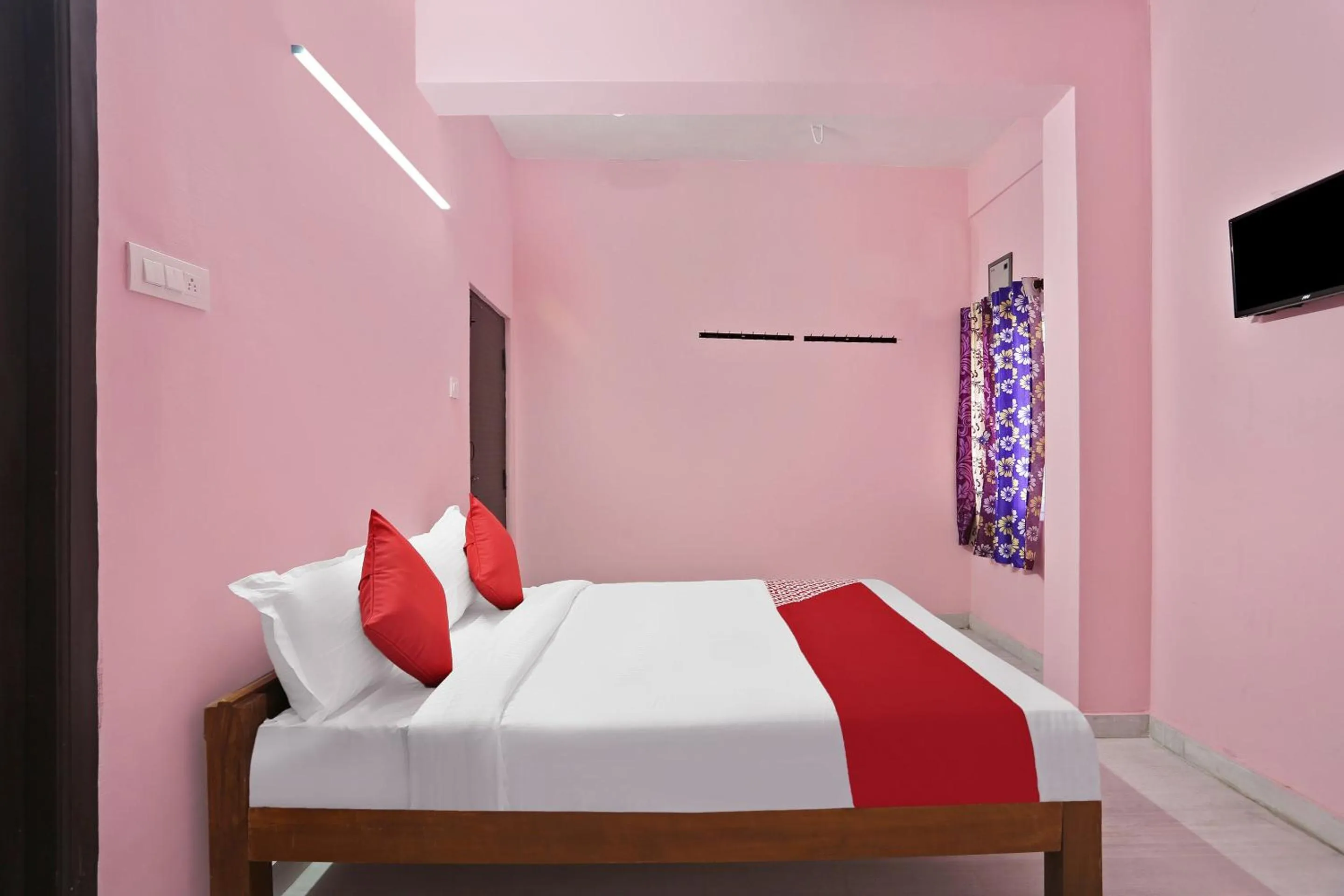 Facade/entrance, Bed in Hotel O Happi Stay Inn